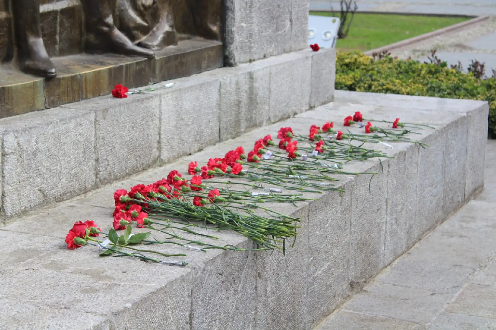 Samsun'da Atatürk Anıtına karanfiller bırakıldı