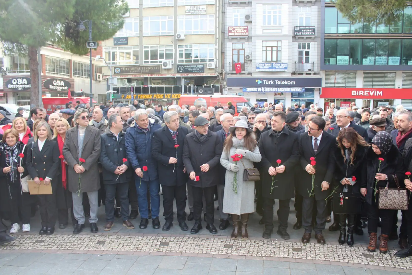 Samsun'da Atatürk Anıtına karanfiller bırakıldı