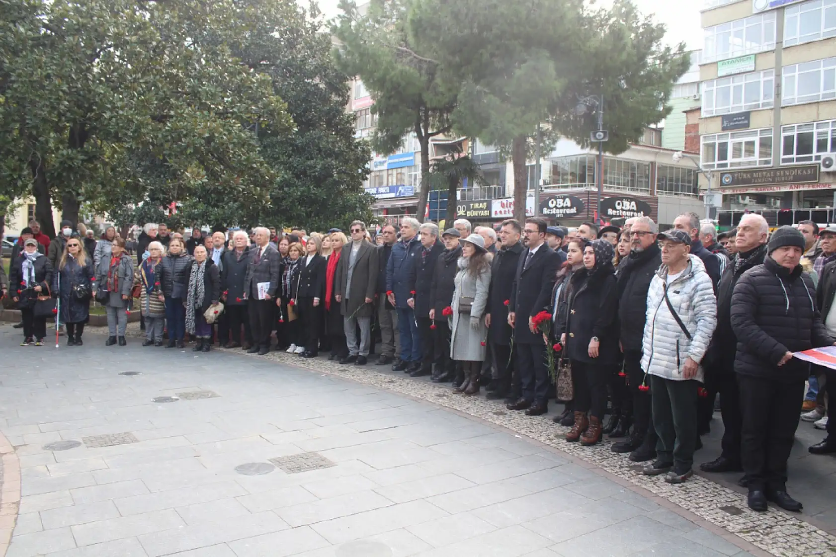 Samsun'da Atatürk Anıtına karanfiller bırakıldı