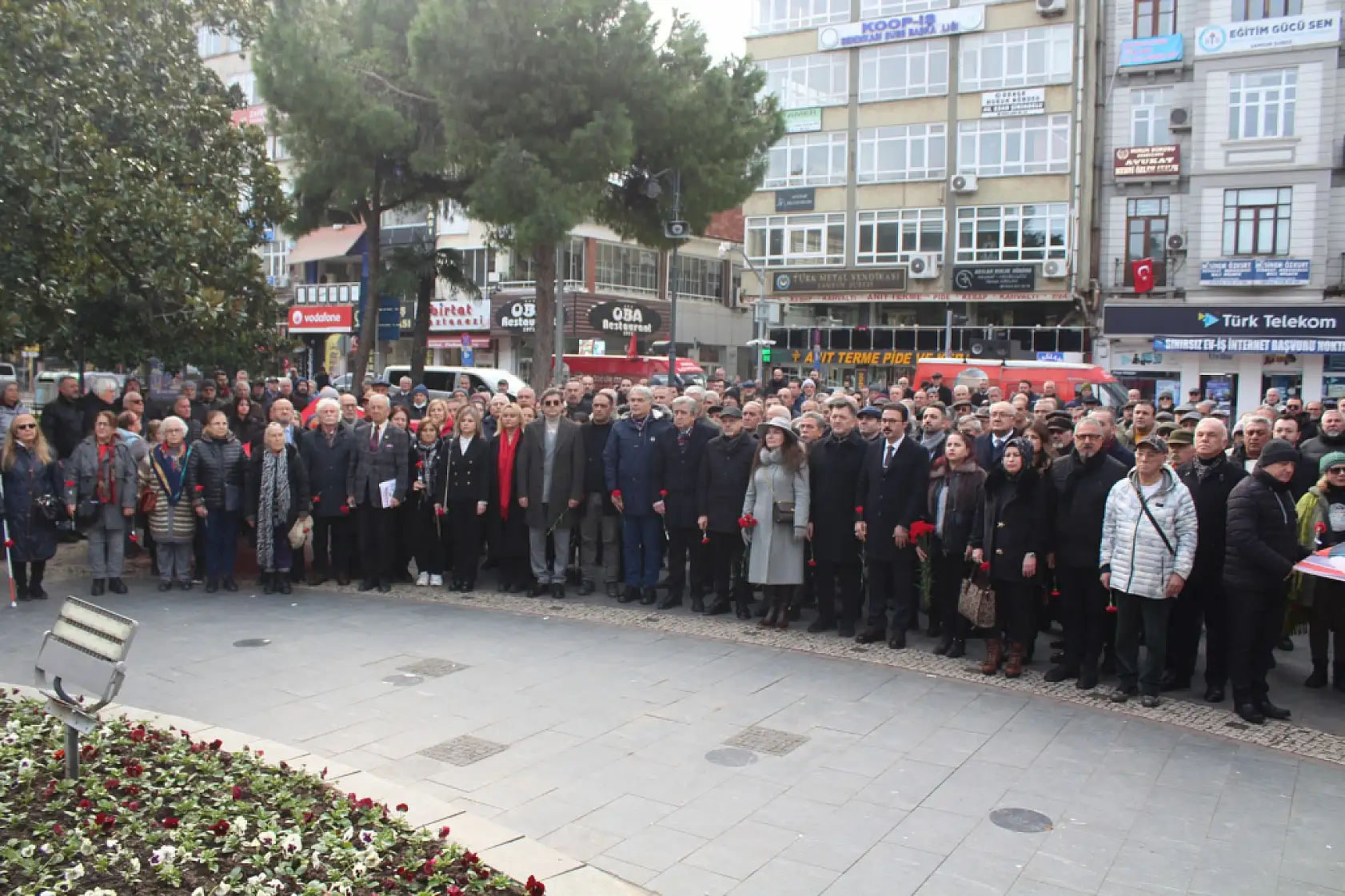 Samsun'da Atatürk Anıtına karanfiller bırakıldı