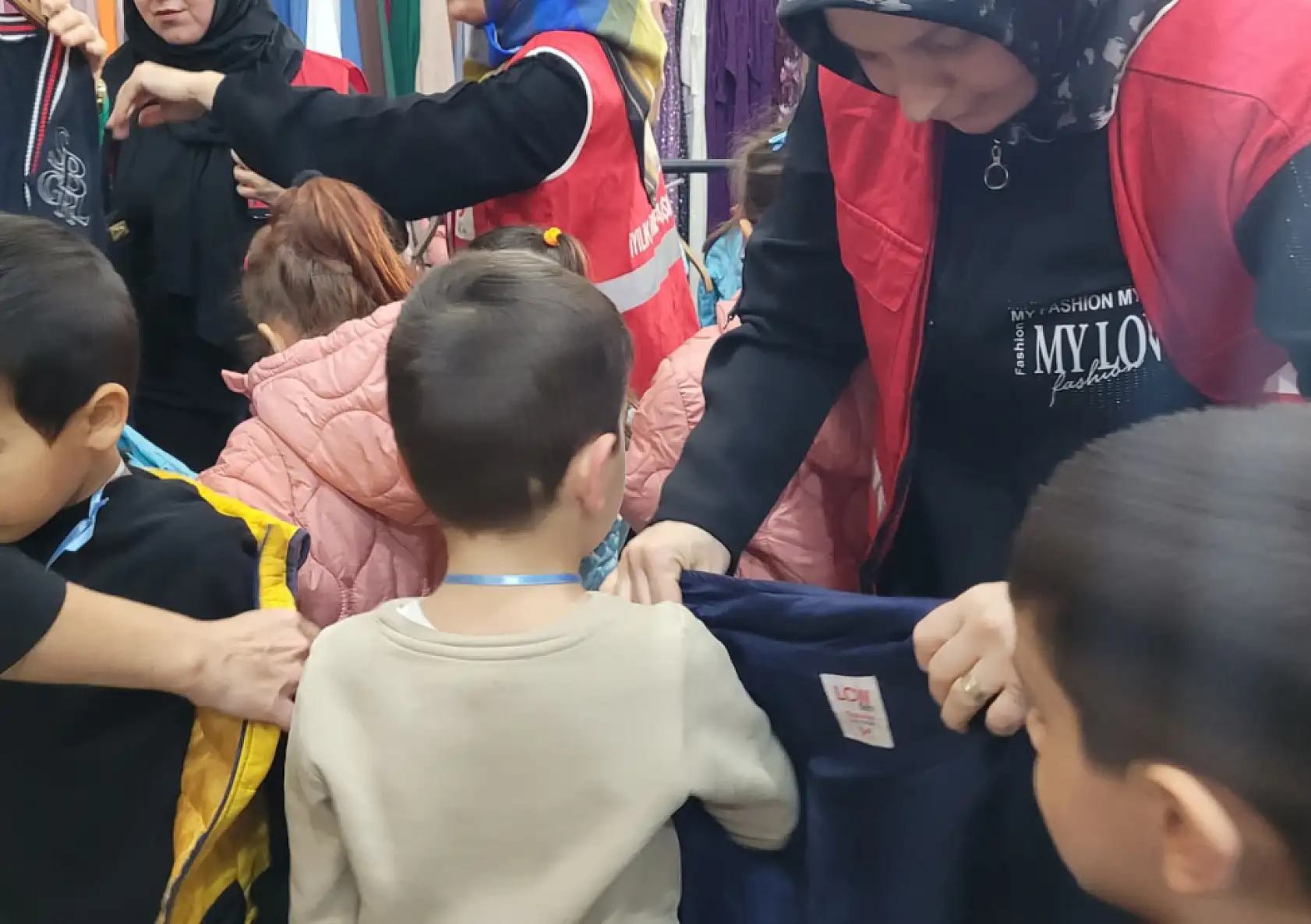 Kızılaydan çocuklara kışlık destek