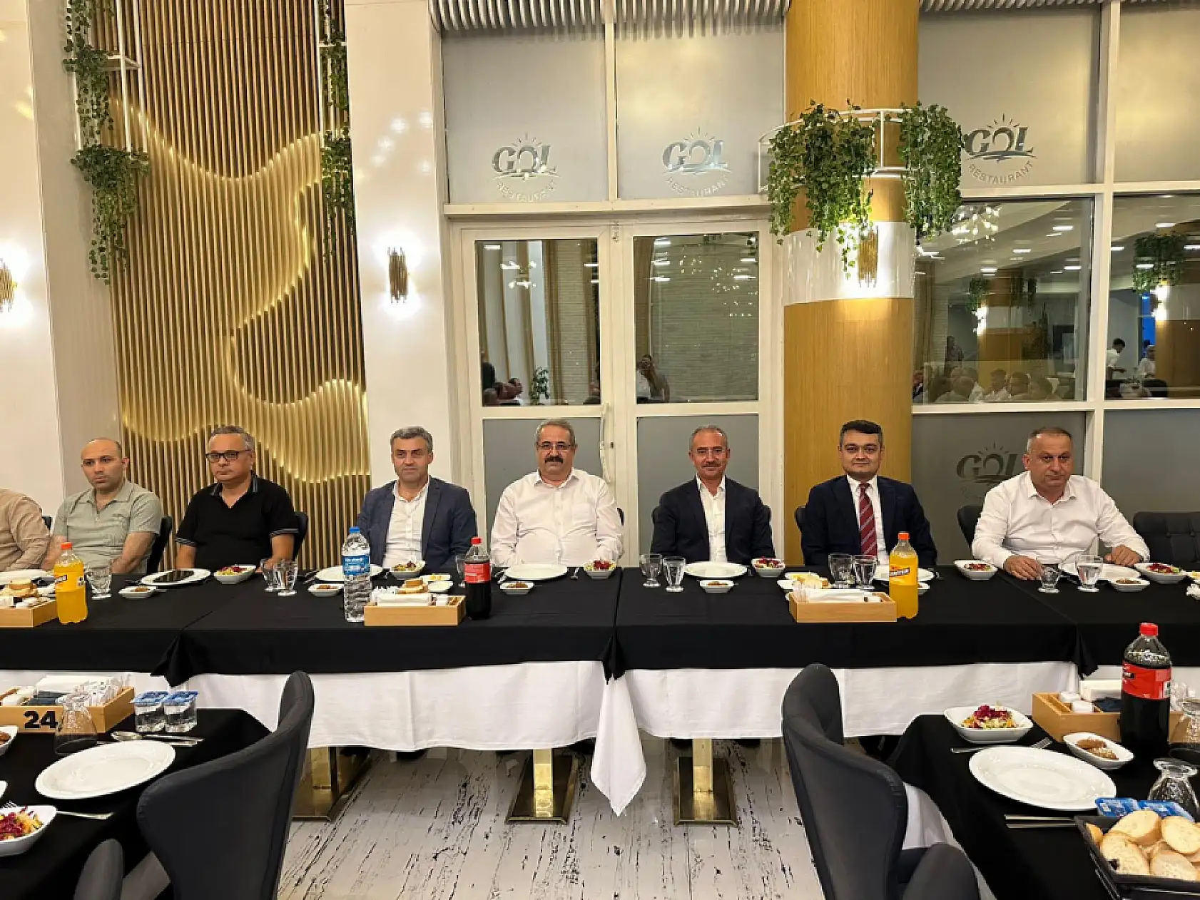 Müdür Barik ve Komiser Aydın'a veda yemeği