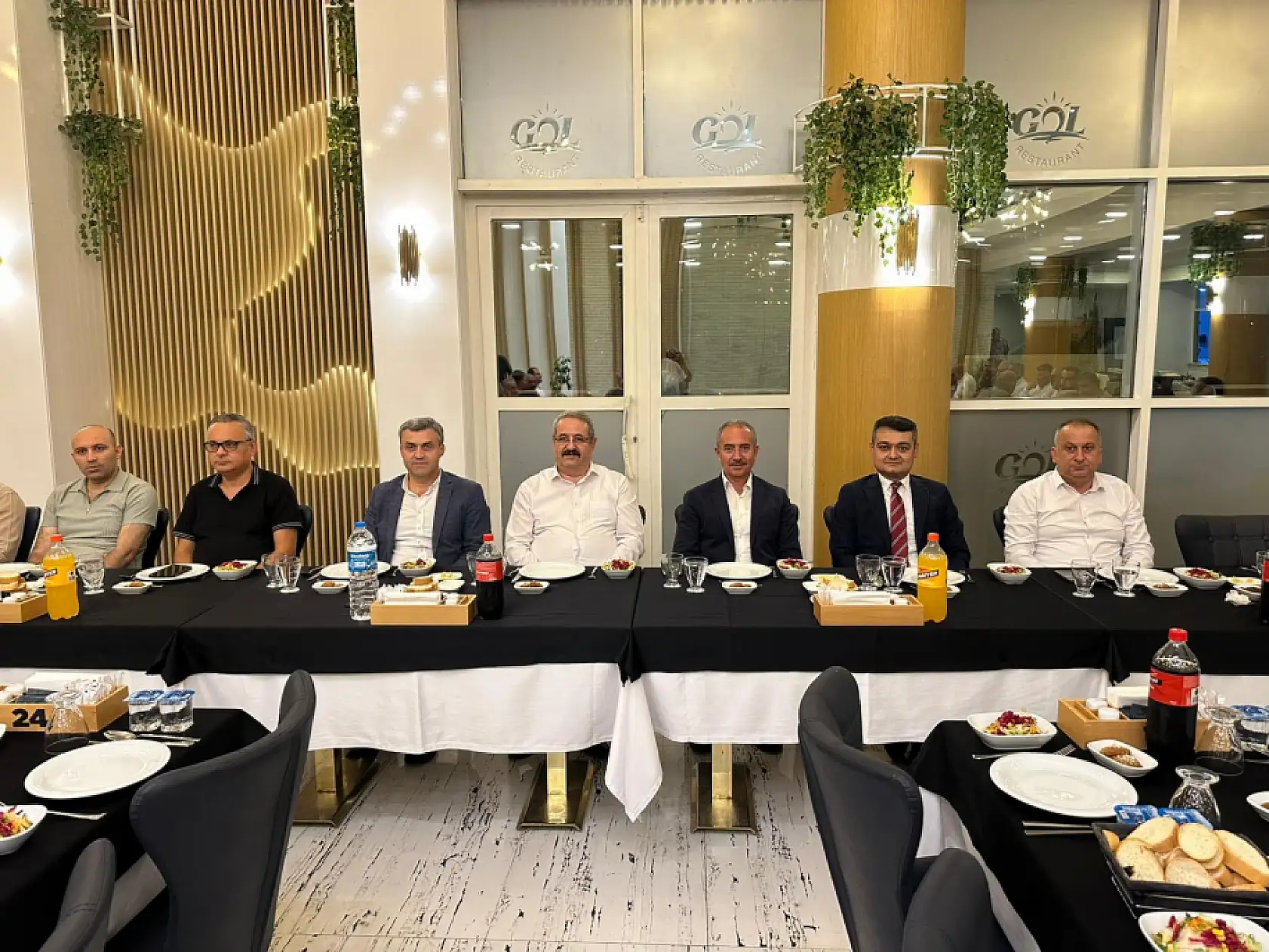 Müdür Barik ve Komiser Aydın'a veda yemeği