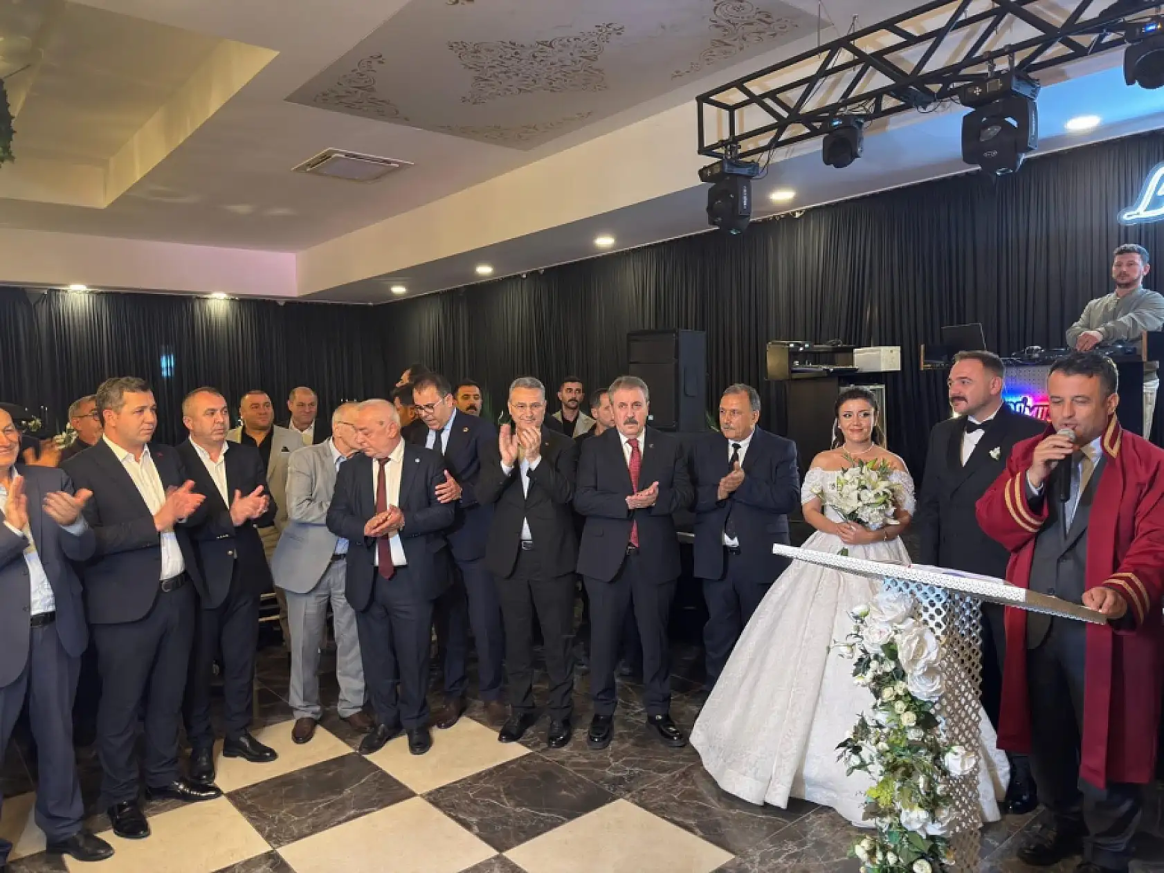 BAŞKANIN MUTLU GÜNÜ… KIZINI EVLENDİRDİ