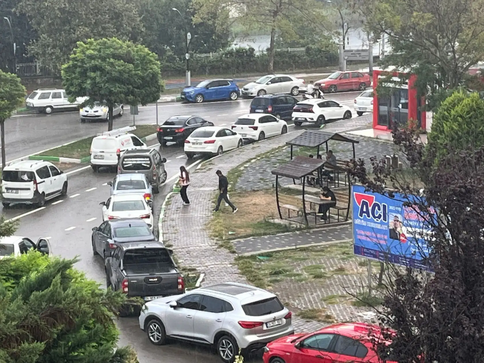 Çarşamba'da yağmur, ansızın yakaladı!