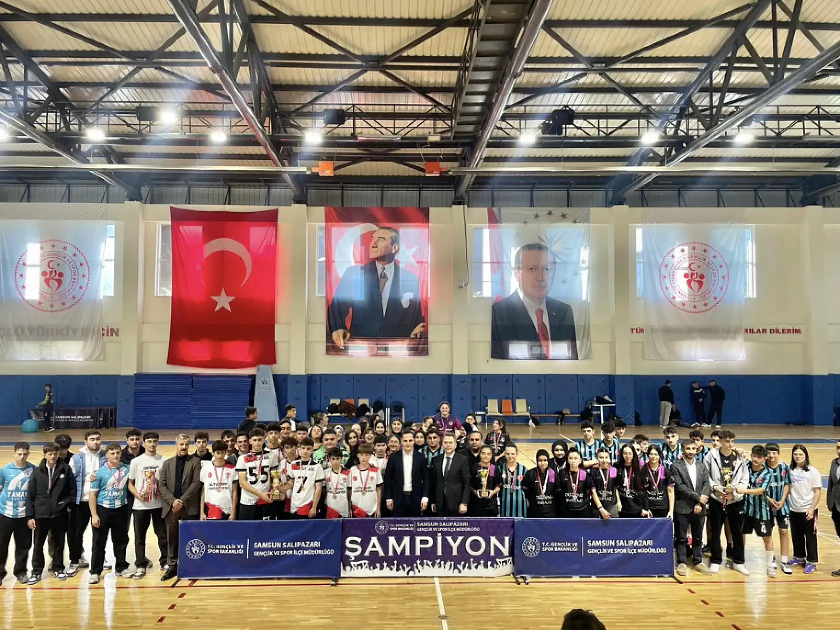 Salıpazarı'nda gençler futsal turnuvası tamamlandı