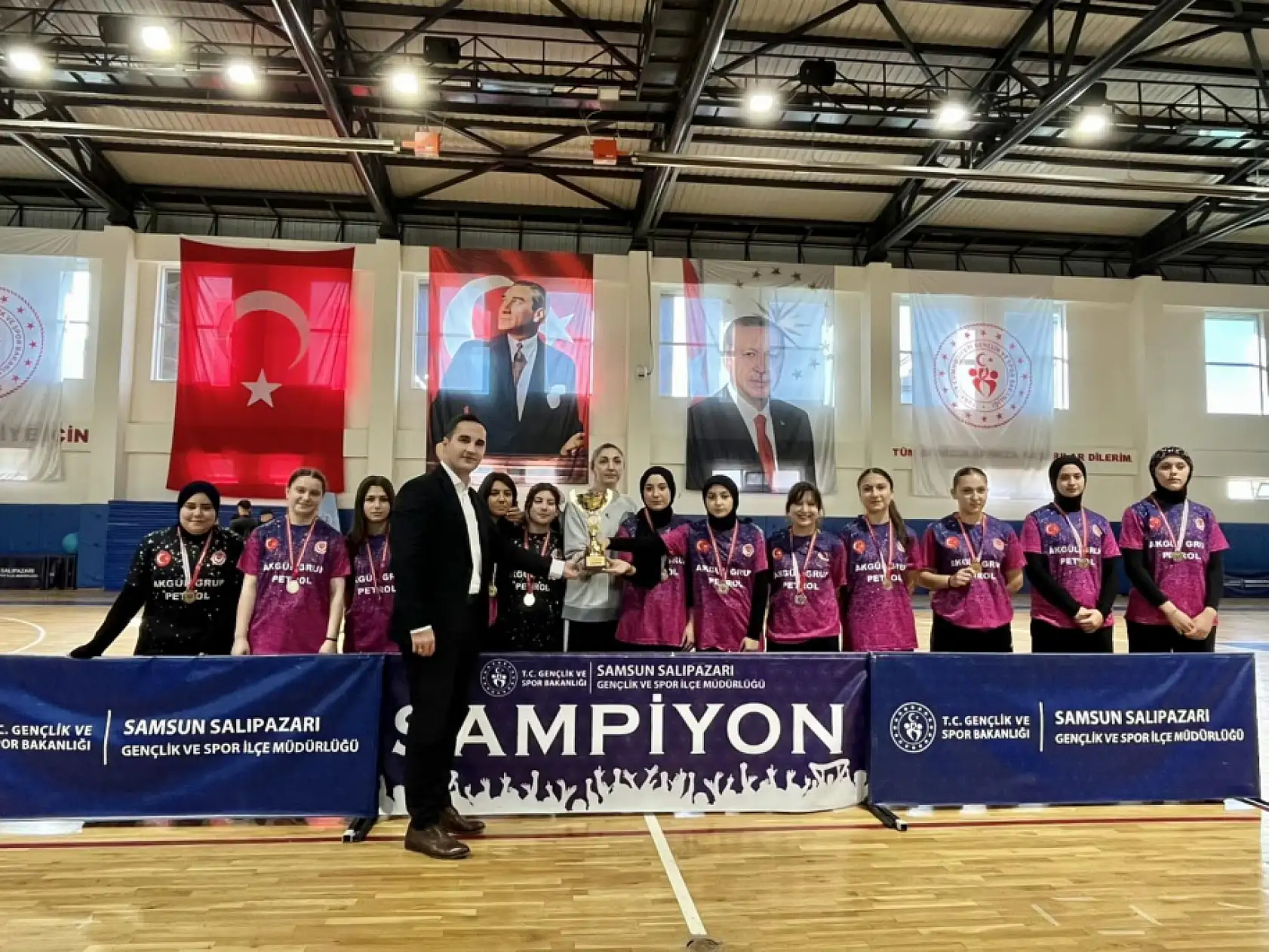 Salıpazarı'nda gençler futsal turnuvası tamamlandı