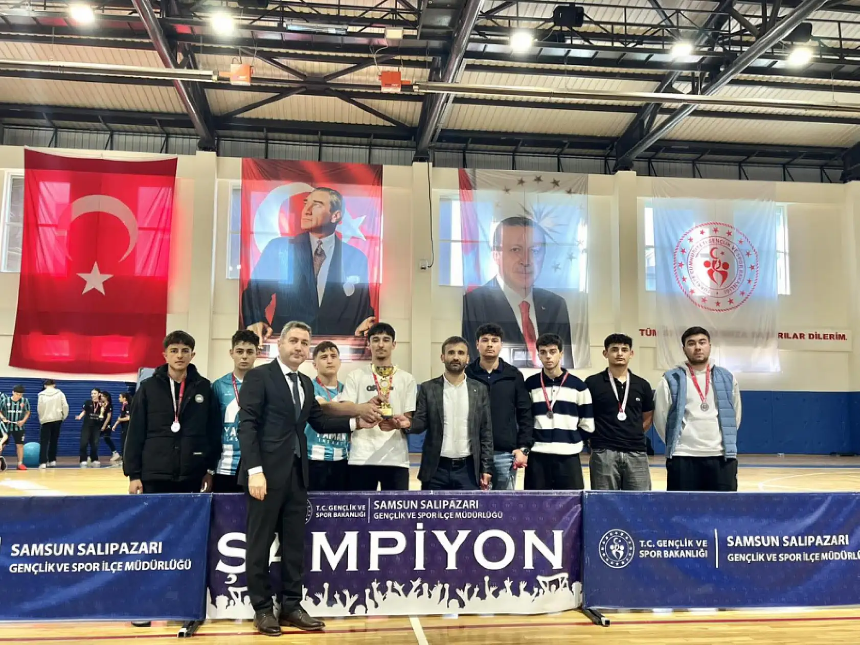 Salıpazarı'nda gençler futsal turnuvası tamamlandı