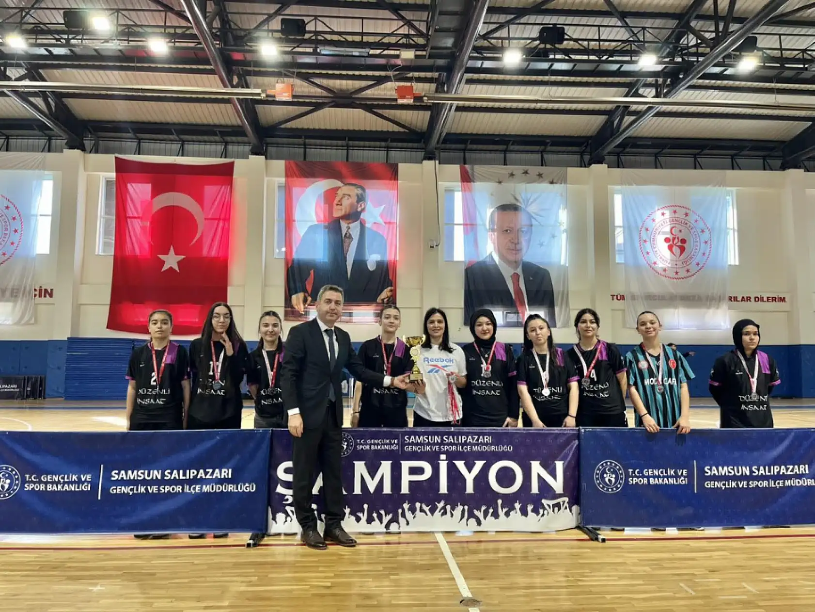 Salıpazarı'nda gençler futsal turnuvası tamamlandı