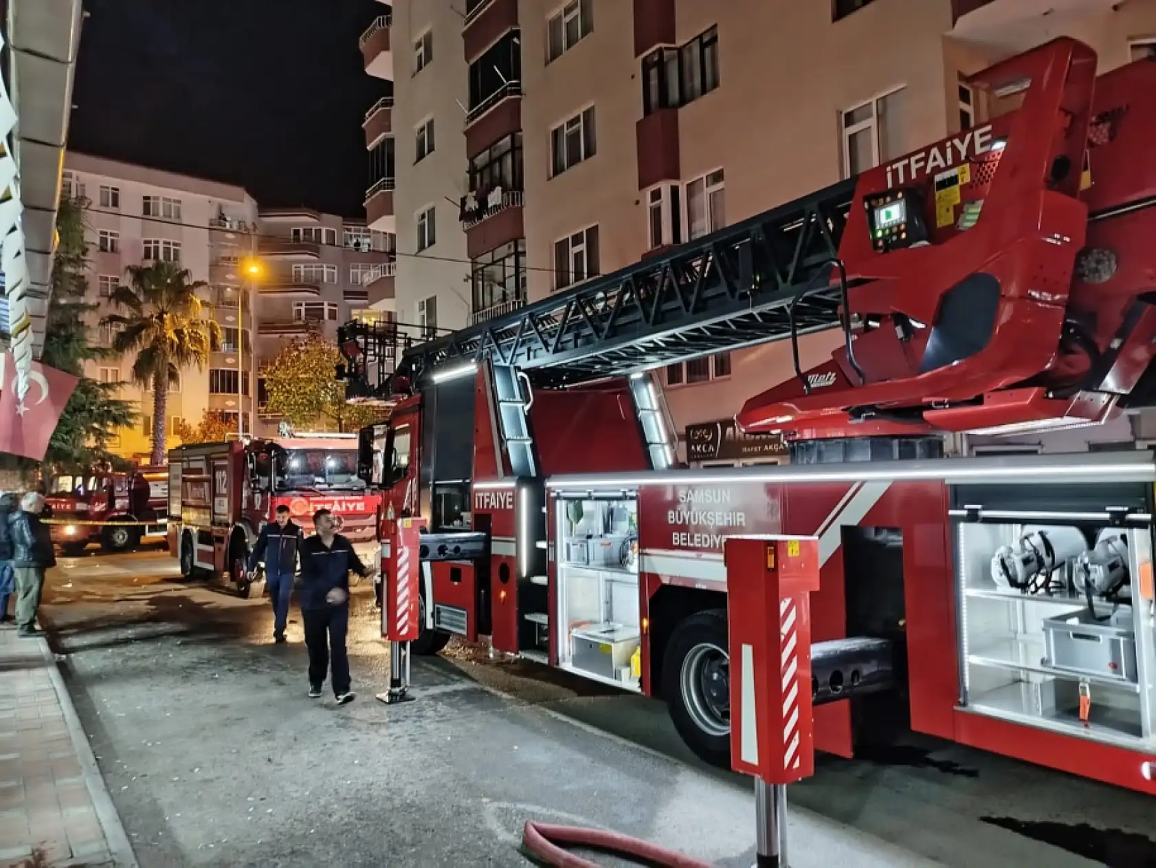 Bafra'da 7 katlı binanın çatısı alev aldı