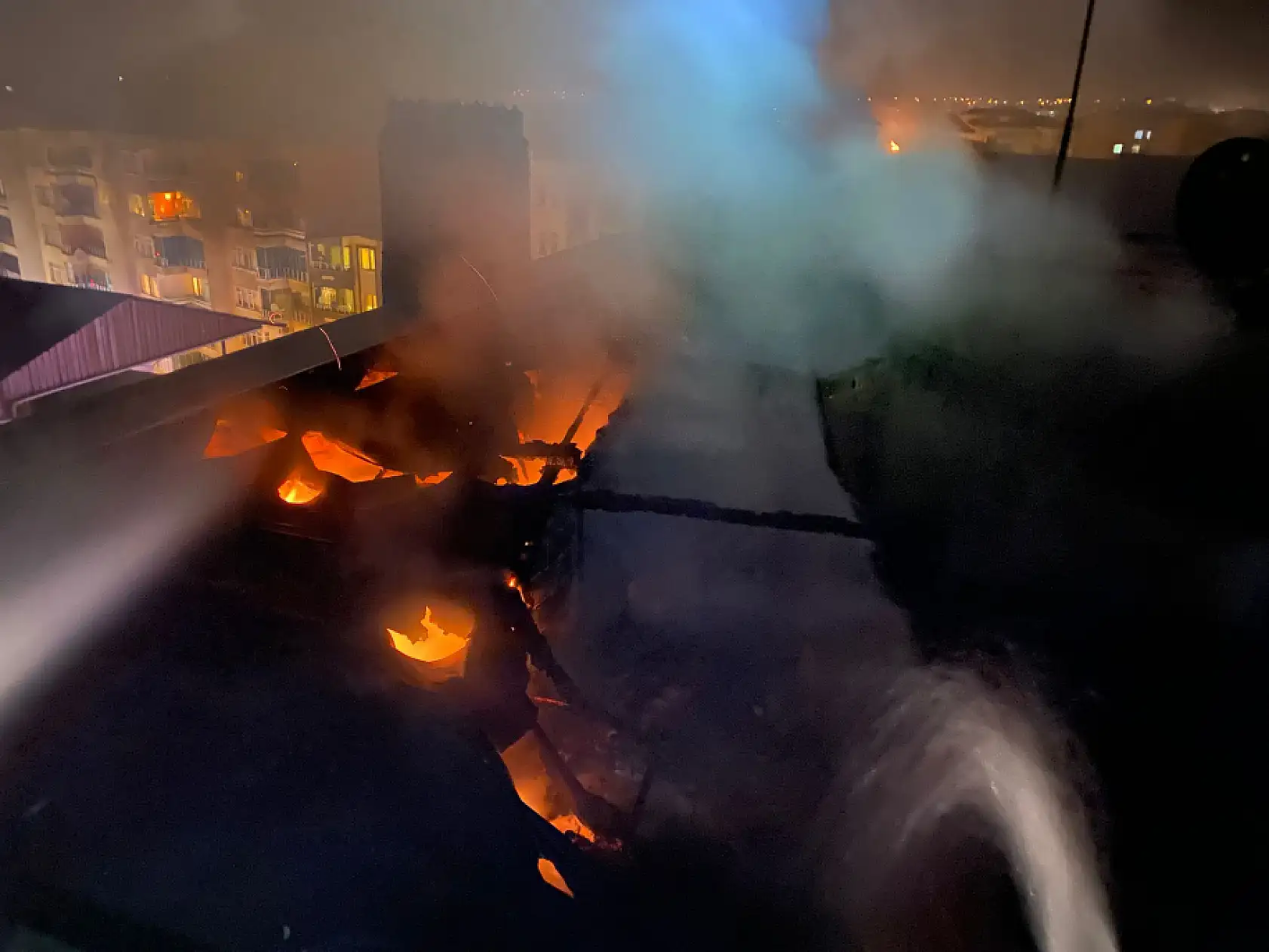 Bafra'da 7 katlı binanın çatısı alev aldı