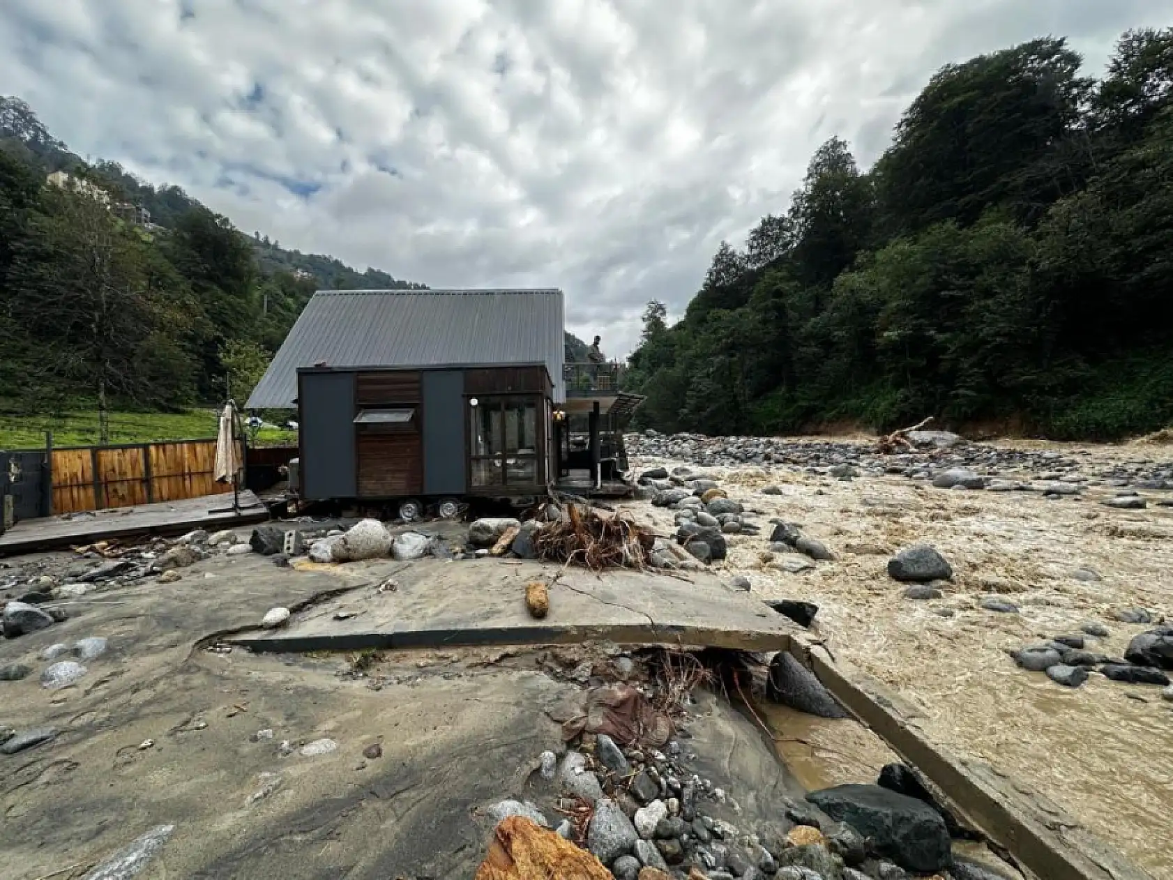 Rize'de Sel Felaketi: Köprü Çöktü, Yollar Kapandı, Bakanlar Bölgeye Gitti