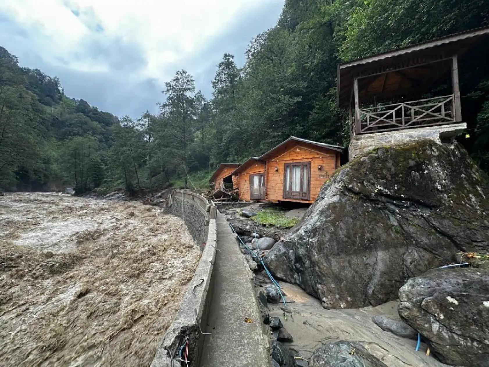 Rize'de Sel Felaketi: Köprü Çöktü, Yollar Kapandı, Bakanlar Bölgeye Gitti