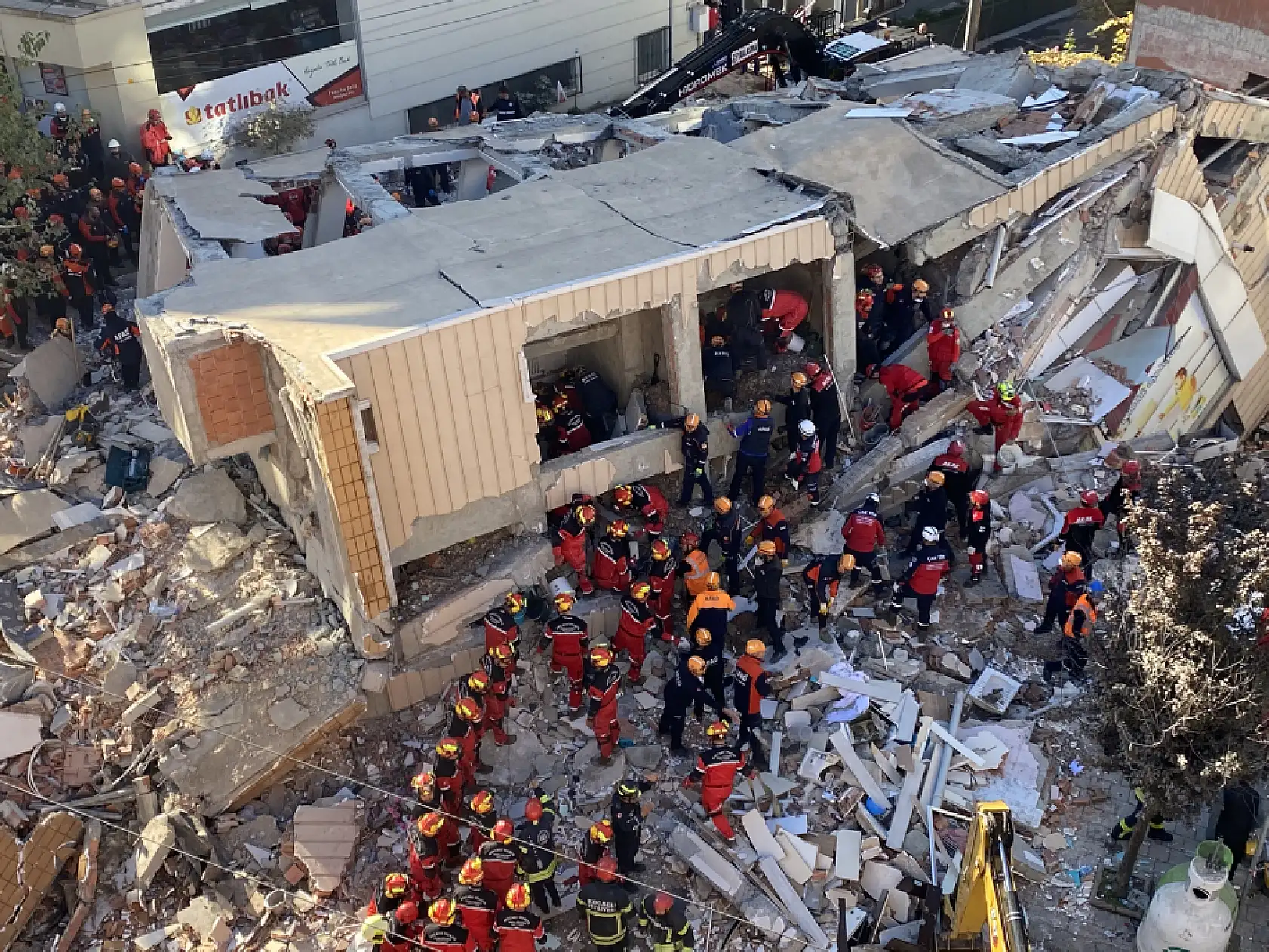 Kocaeli'de çöken 6 katlı binanın enkazı havadan görüntülendi