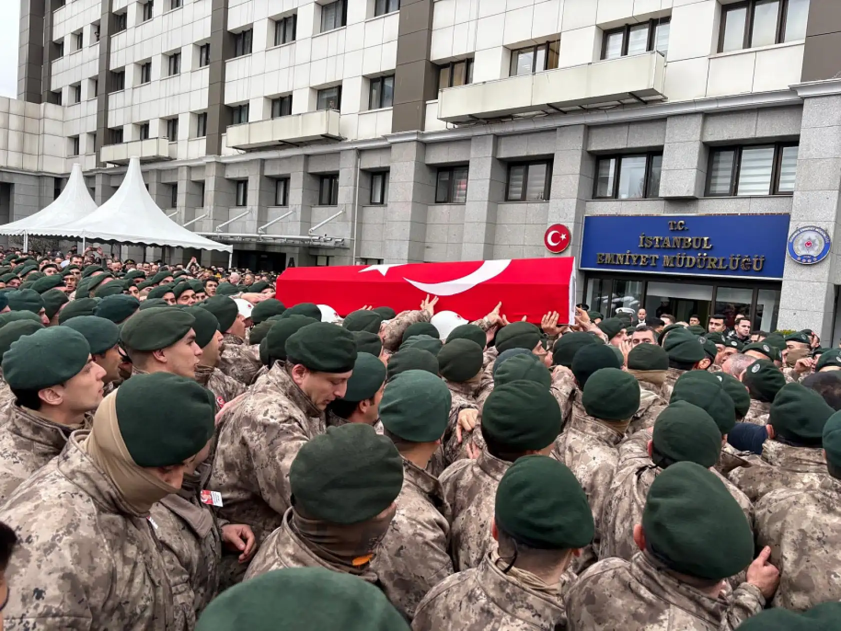 Şehit polis memuru Emre Albayrak için İstanbul'da tören düzenlendi
