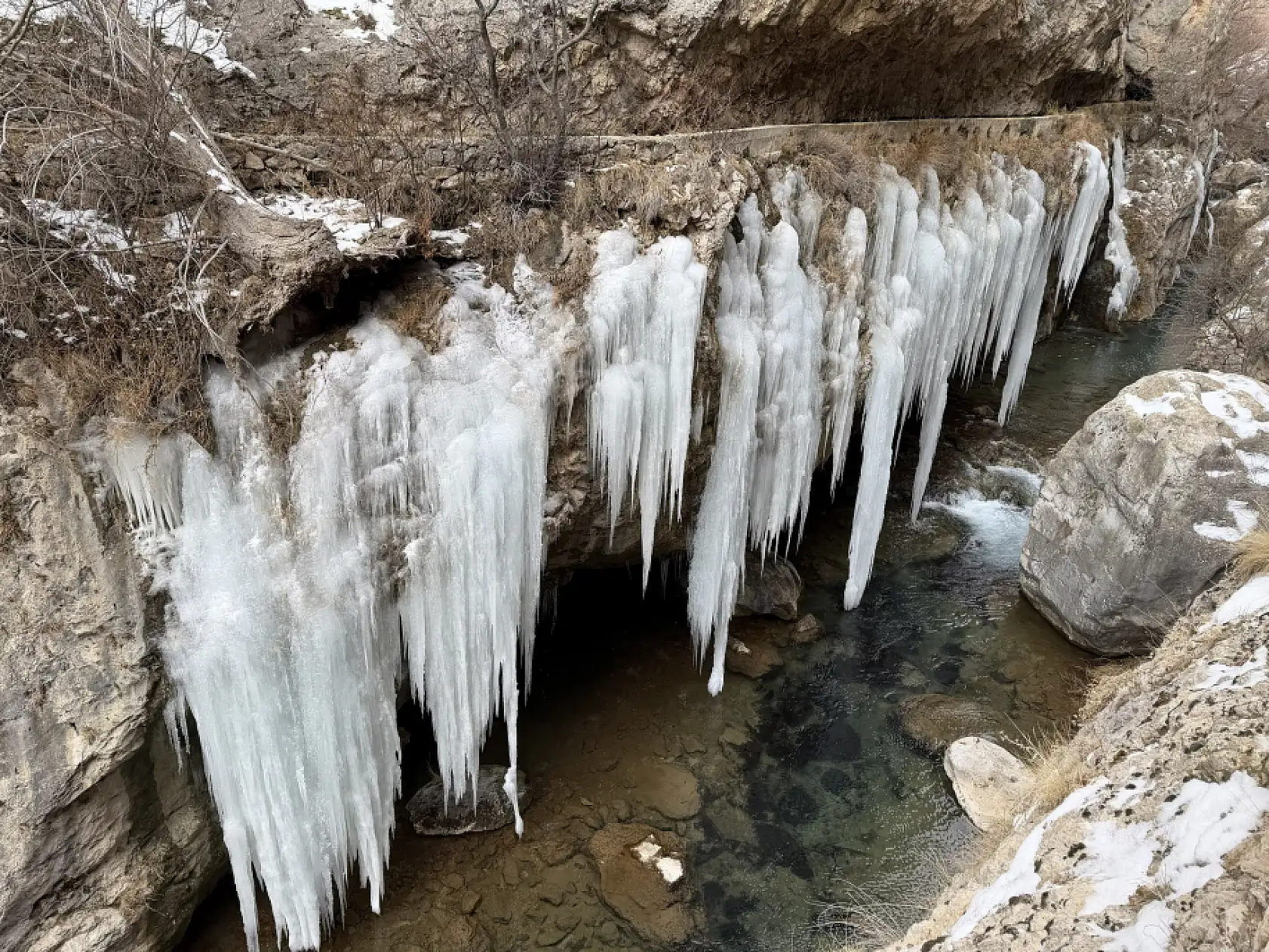 Şuğul Kanyonu'nda dev buz sarkıtları oluştu