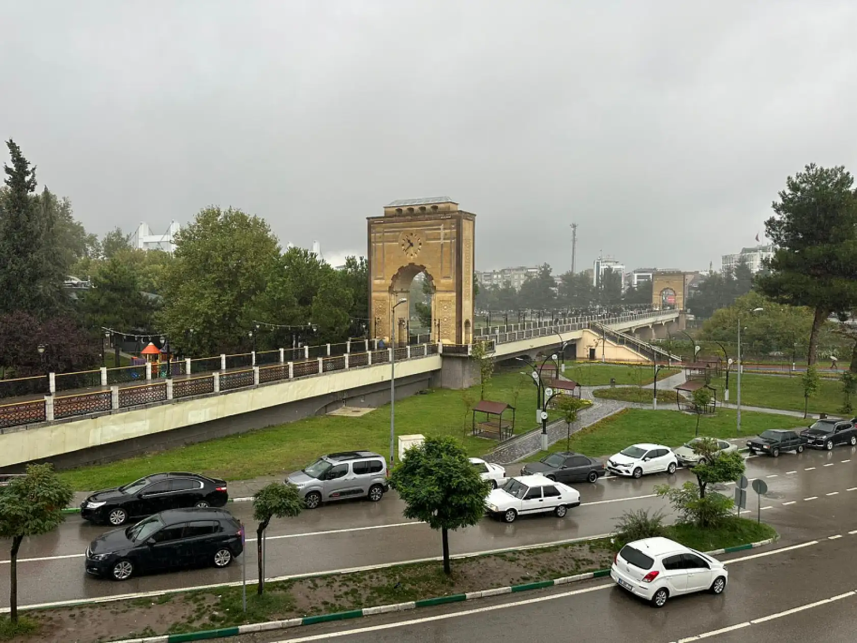 Yağışlı hava hayatı olumsuz etkiliyor