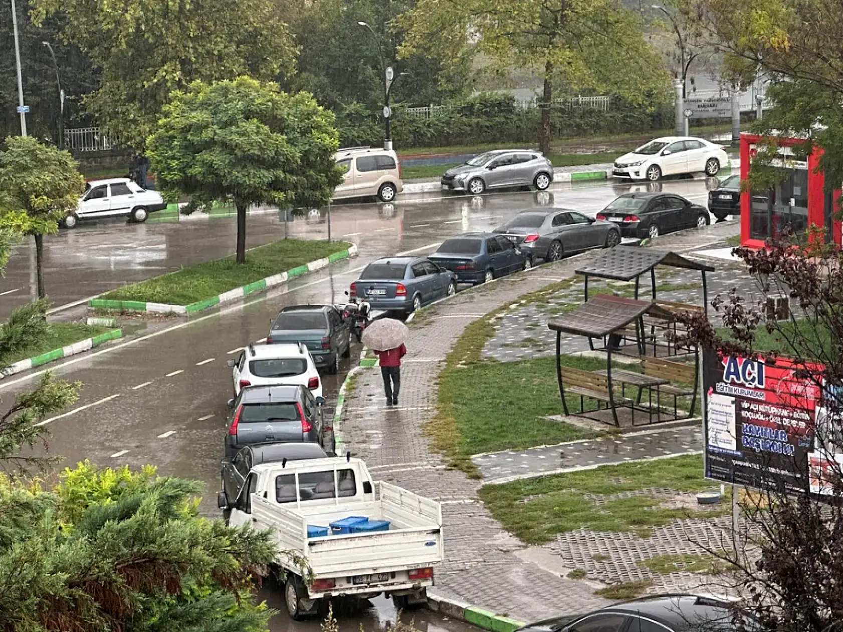 Yağışlı hava hayatı olumsuz etkiliyor