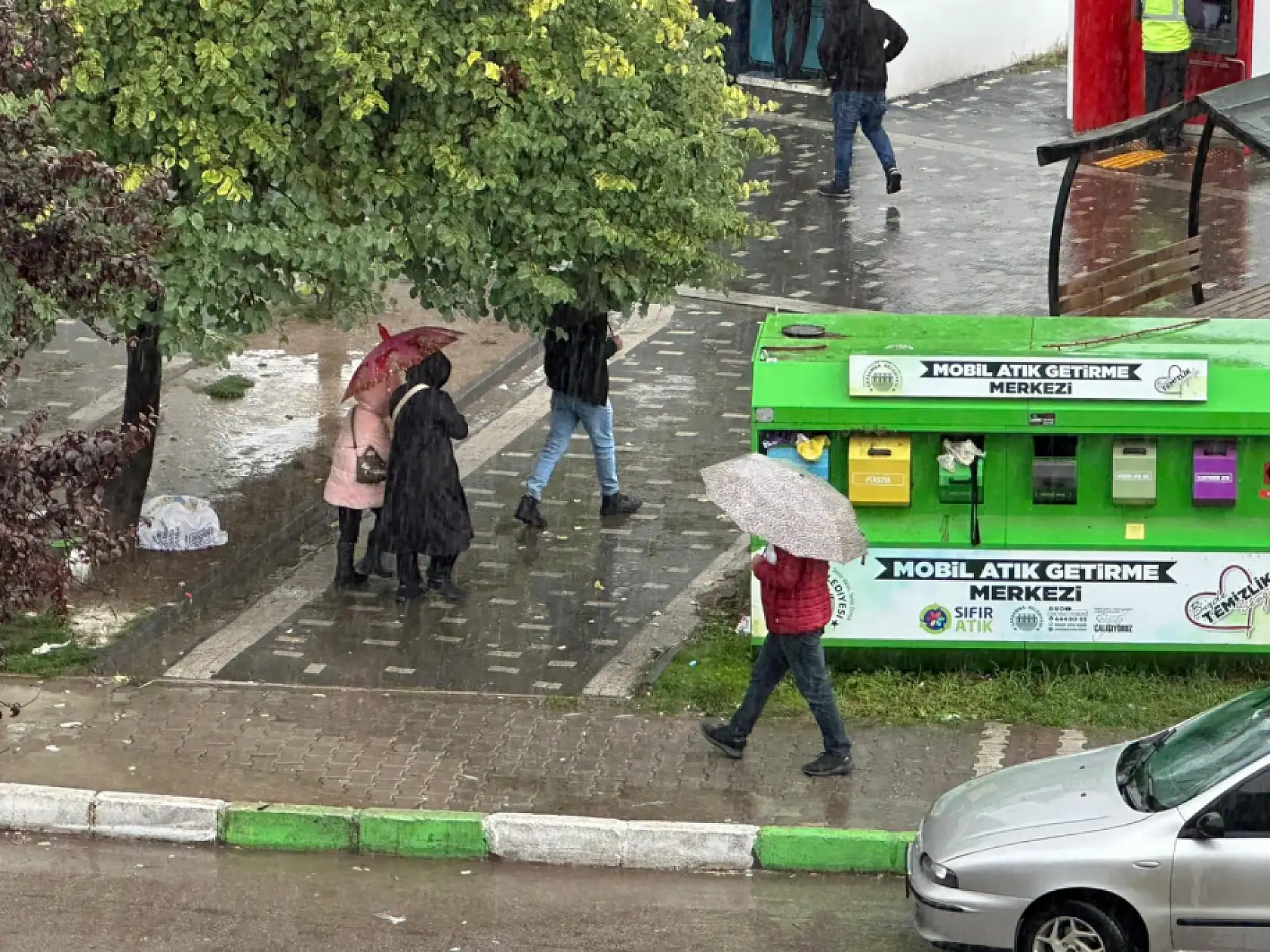 Yağışlı hava hayatı olumsuz etkiliyor