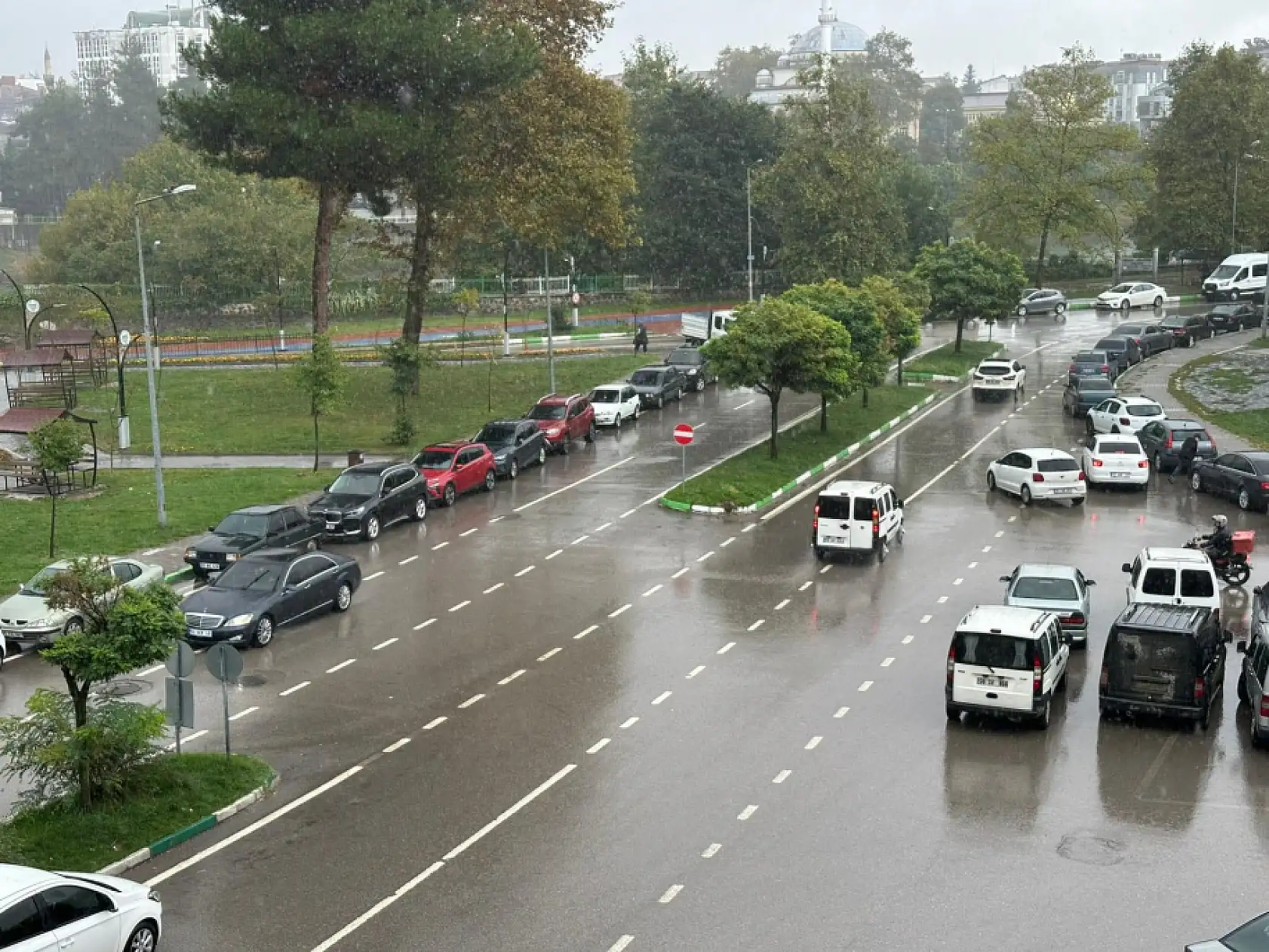 Yağışlı hava hayatı olumsuz etkiliyor
