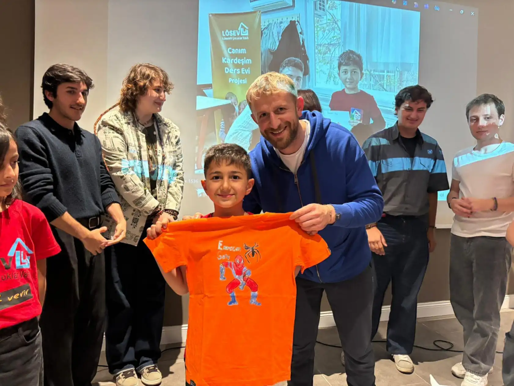 Çocukların çizimleri tişörtlere taşındı