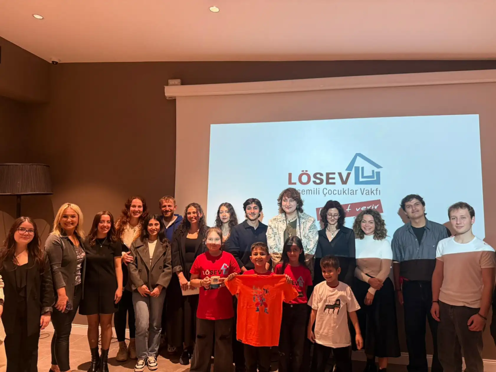 Çocukların çizimleri tişörtlere taşındı