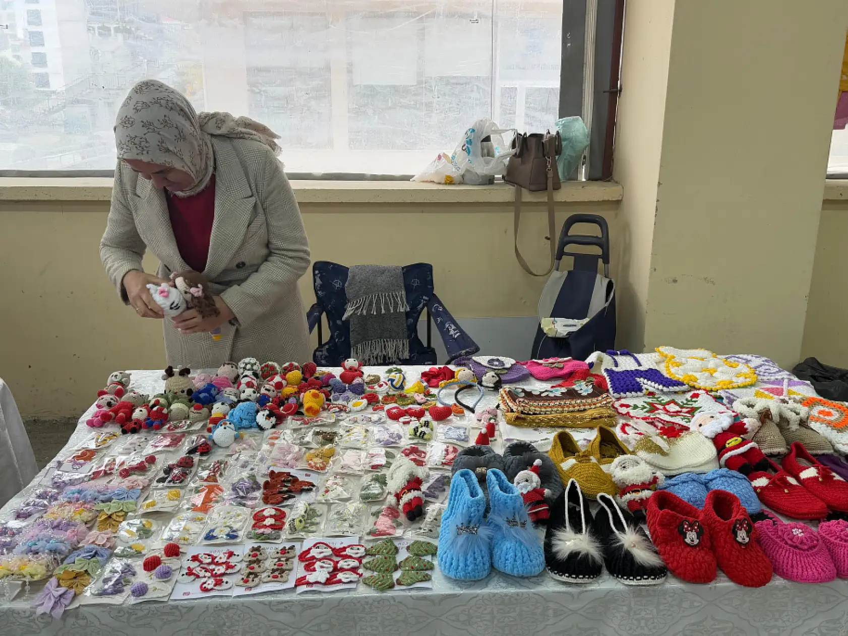 Ev hanımı Korkmaz, kız çocukları için el örgüsü tokalar üretiyor