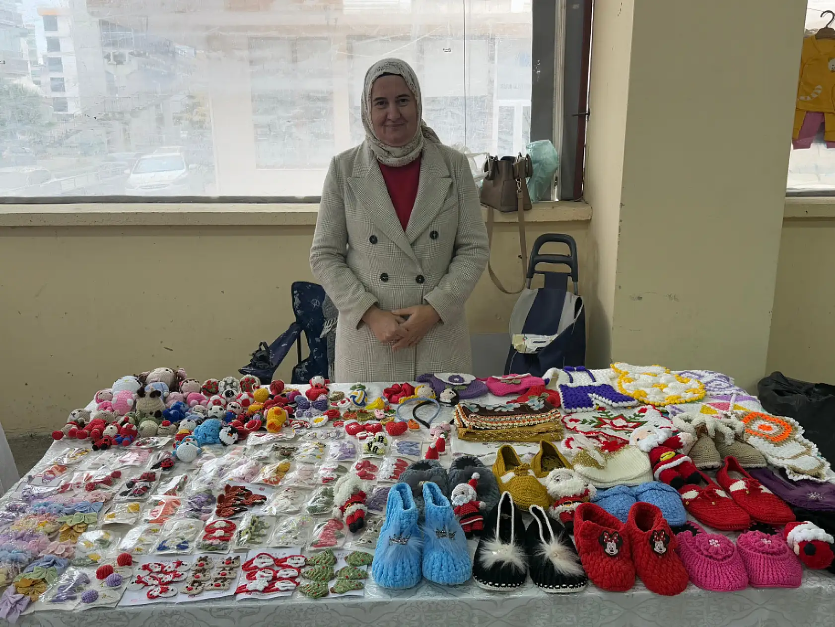 Ev hanımı Korkmaz, kız çocukları için el örgüsü tokalar üretiyor