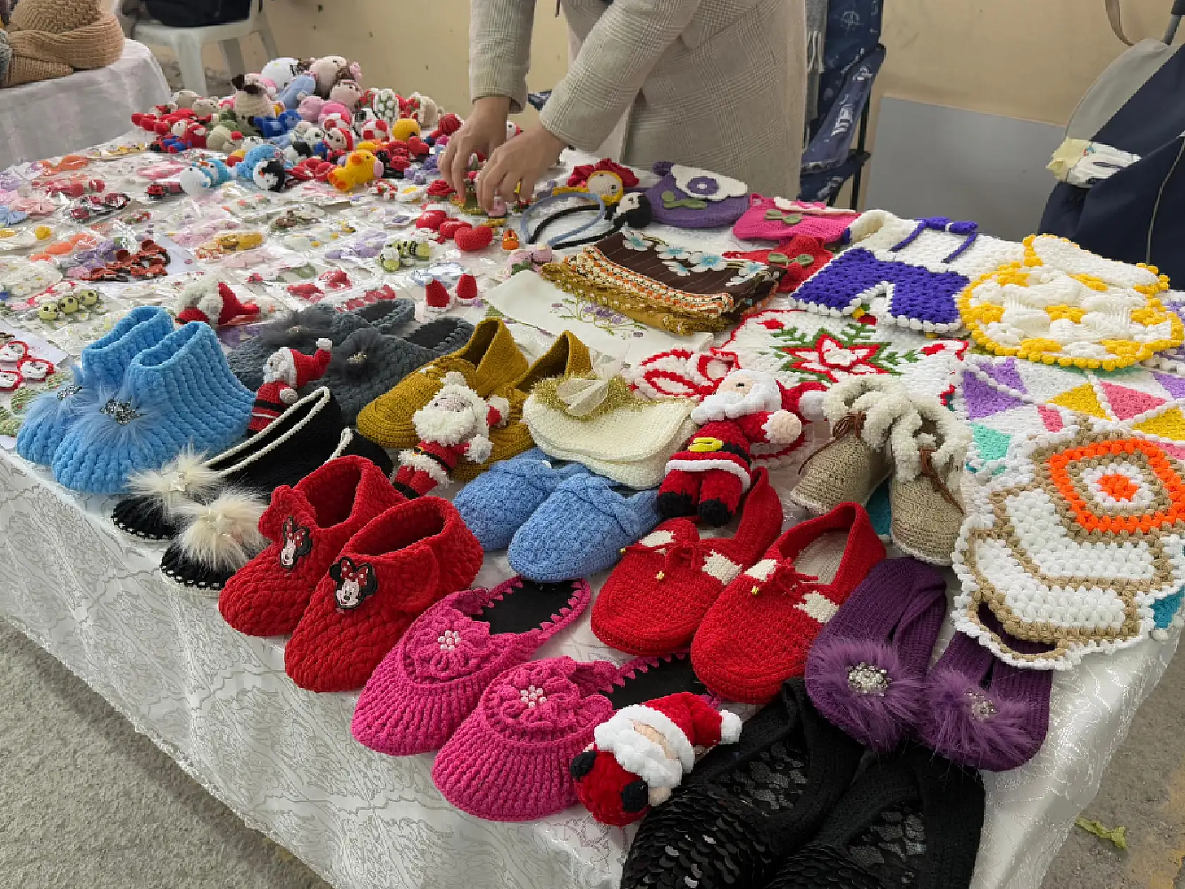 Ev hanımı Korkmaz, kız çocukları için el örgüsü tokalar üretiyor