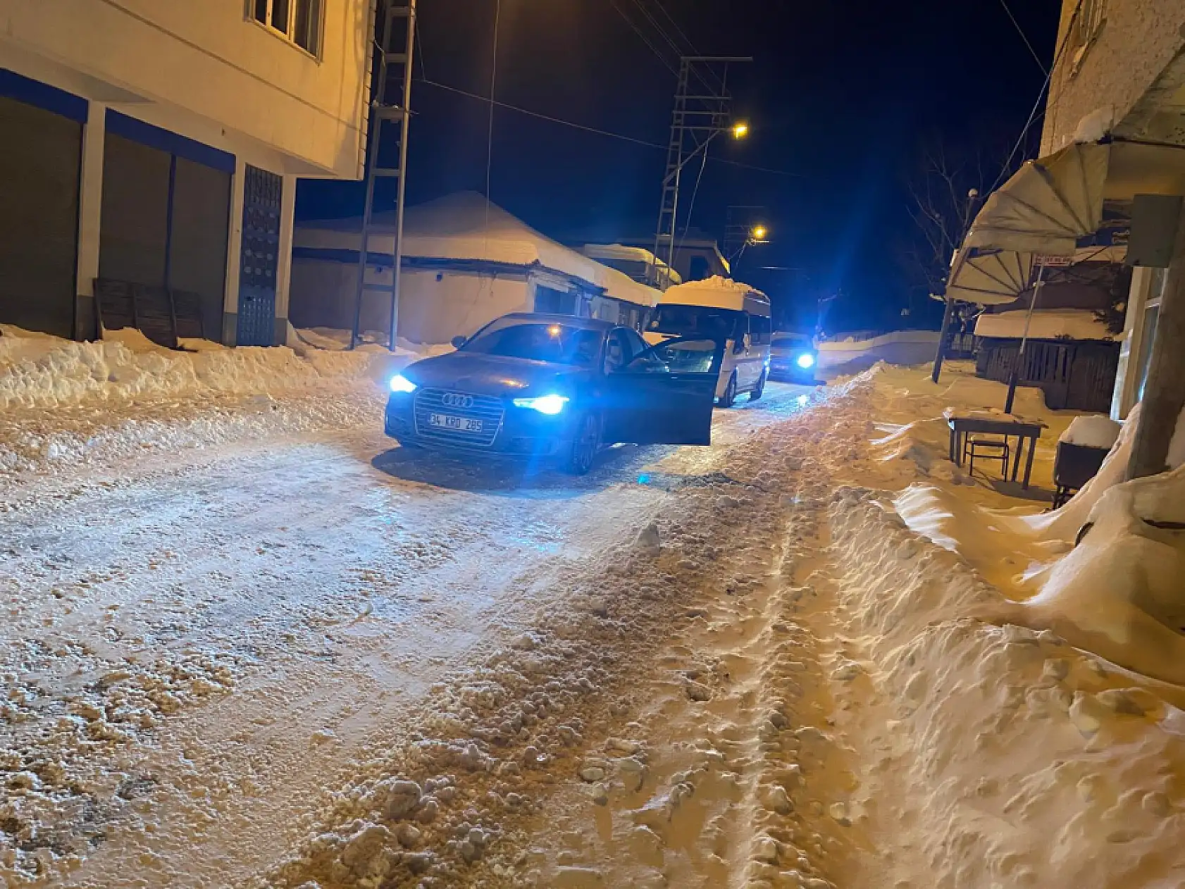 Salıpazarı Belediyesi mahsur kalan araçları kurtardı
