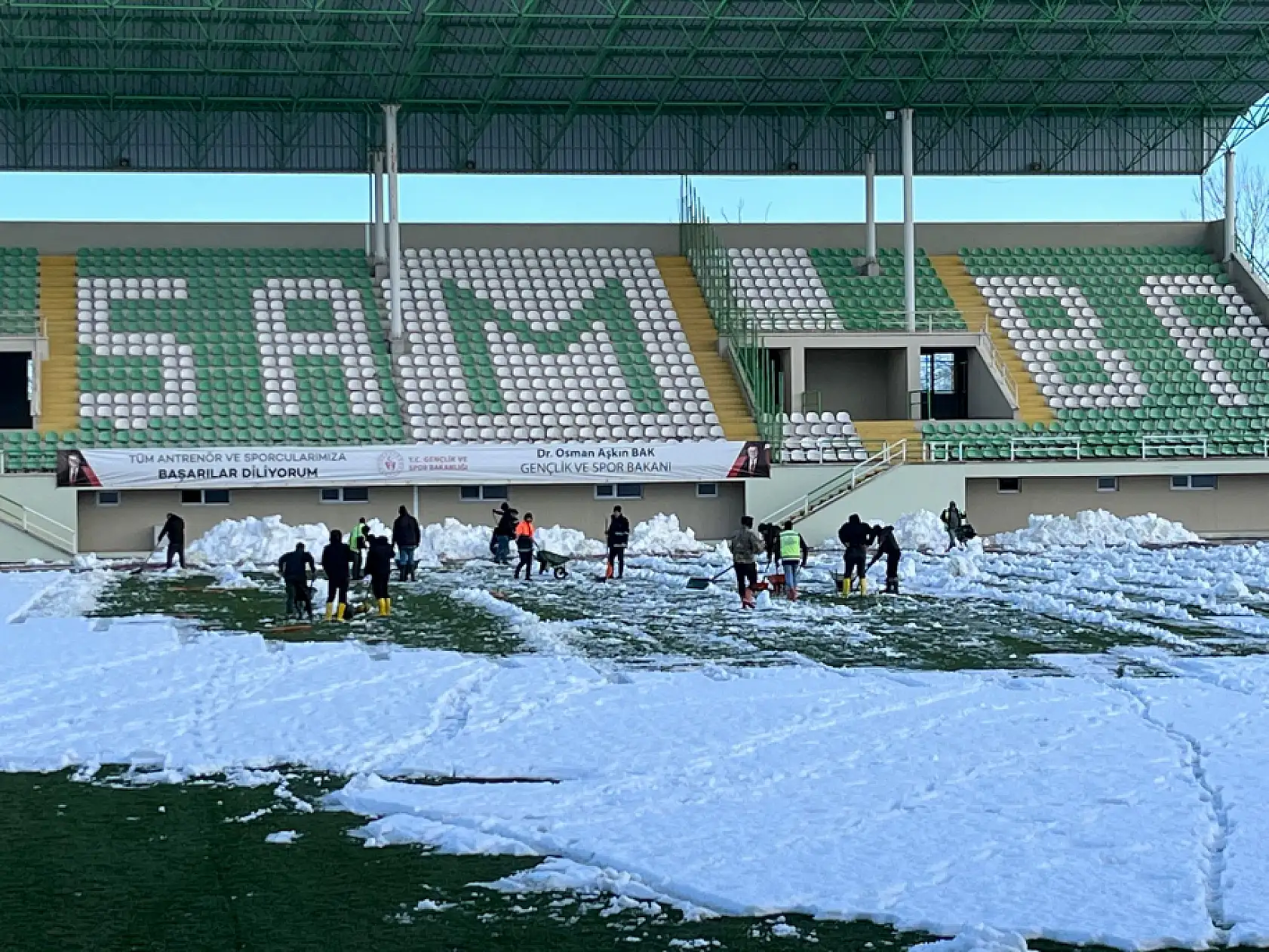 Çarşambaspor Stadı'nda Yoğun Kar Temizliği