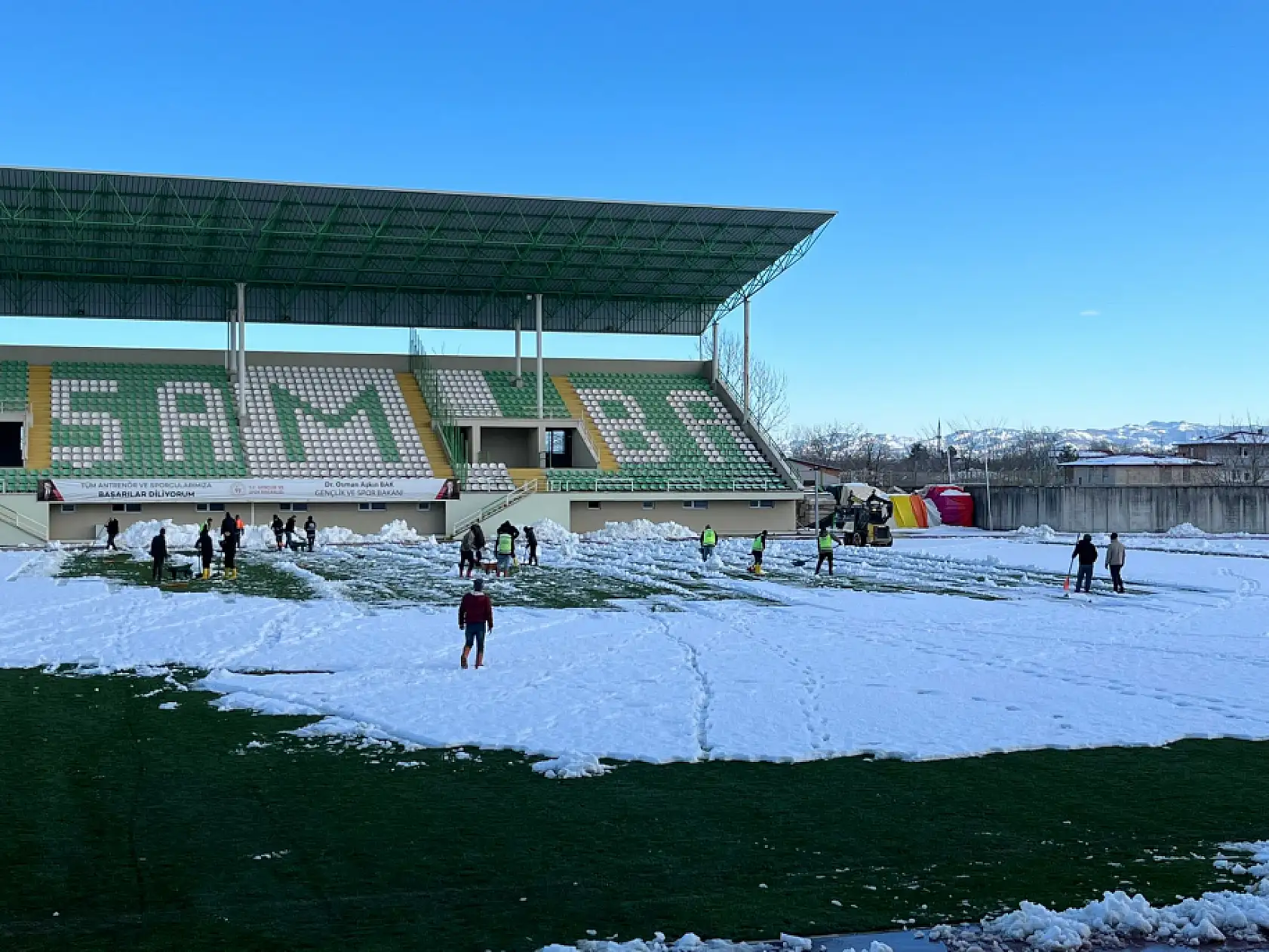 Çarşambaspor Stadı'nda Yoğun Kar Temizliği