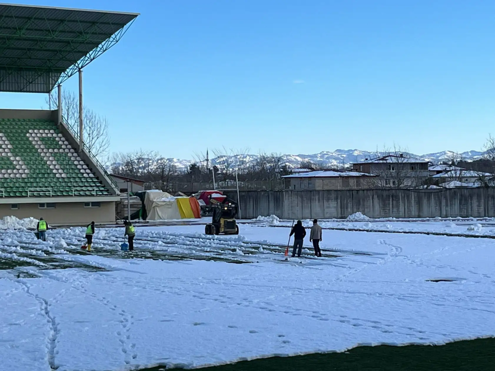 Çarşambaspor Stadı'nda Yoğun Kar Temizliği