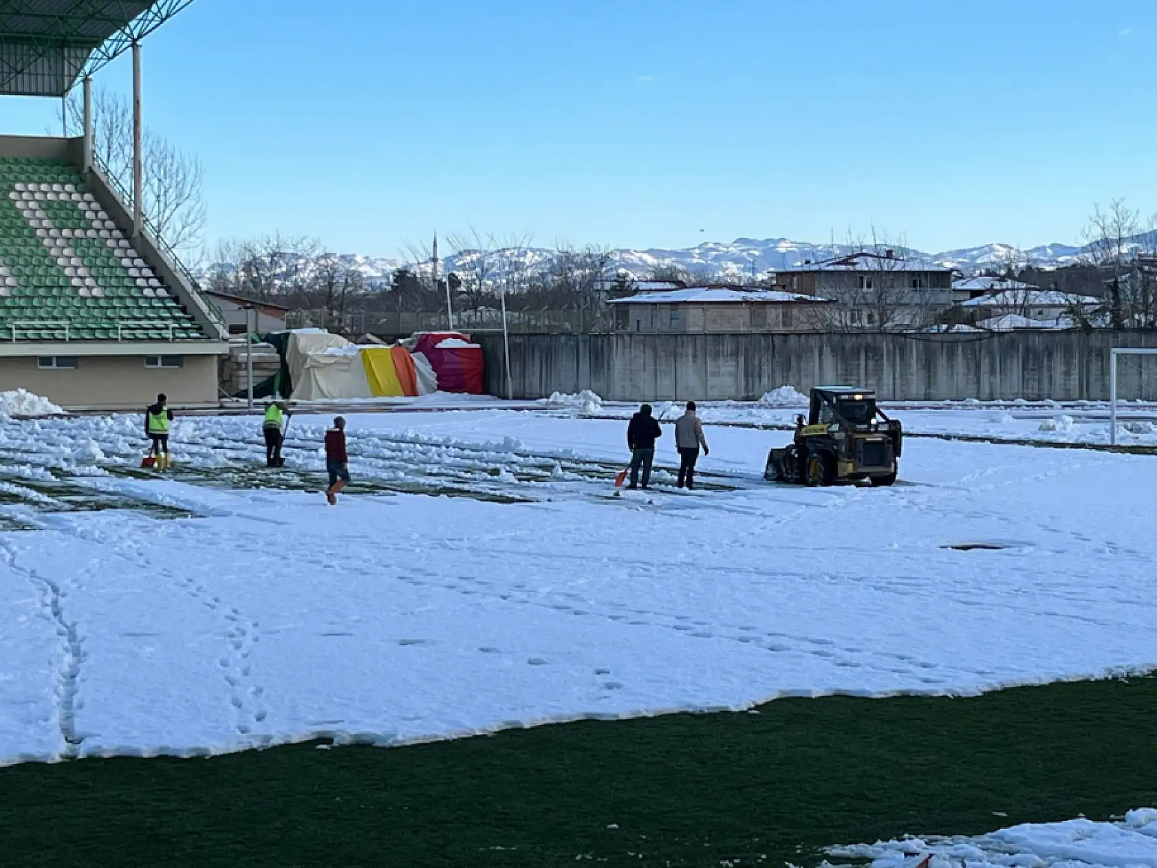 Çarşambaspor Stadı'nda Yoğun Kar Temizliği