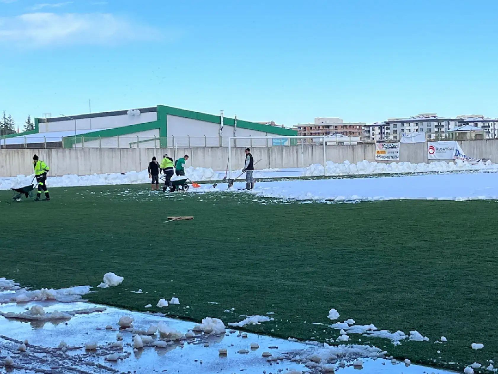 Çarşambaspor Stadı'nda Yoğun Kar Temizliği