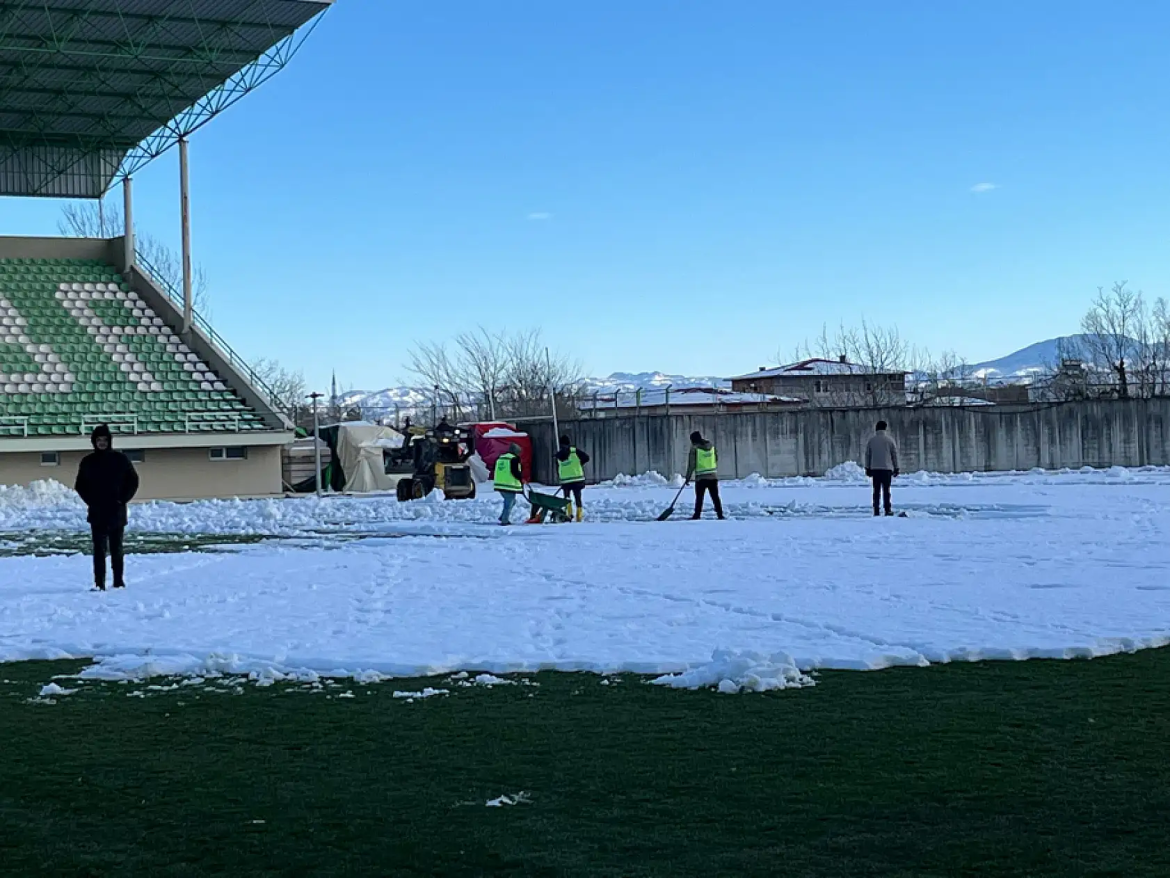Çarşambaspor Stadı'nda Yoğun Kar Temizliği
