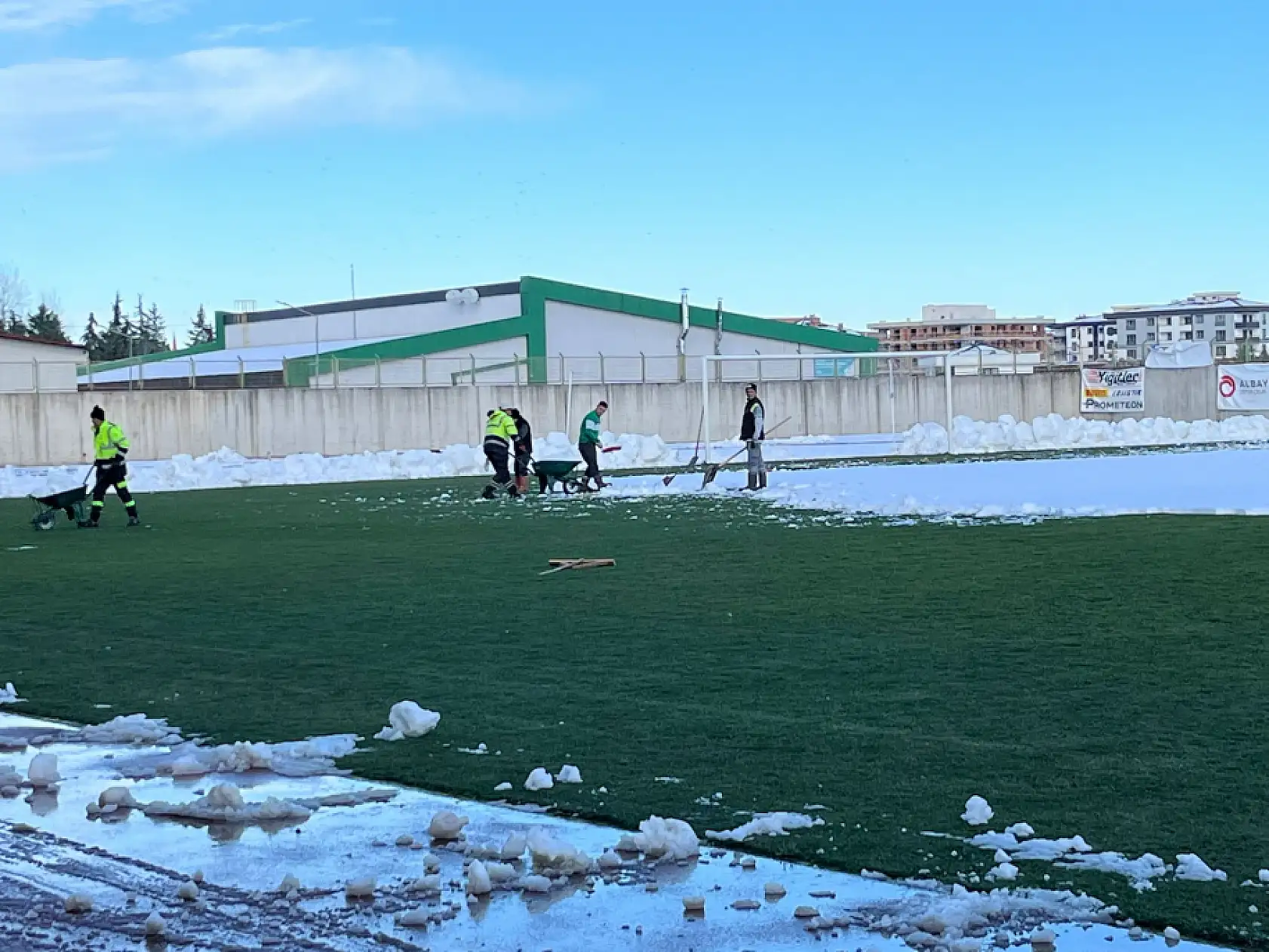 Çarşambaspor Stadı'nda Yoğun Kar Temizliği