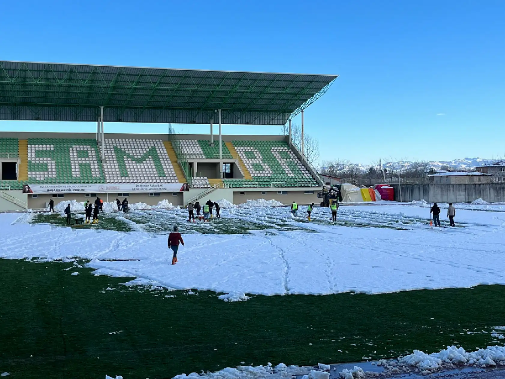 Çarşambaspor Stadı'nda Yoğun Kar Temizliği