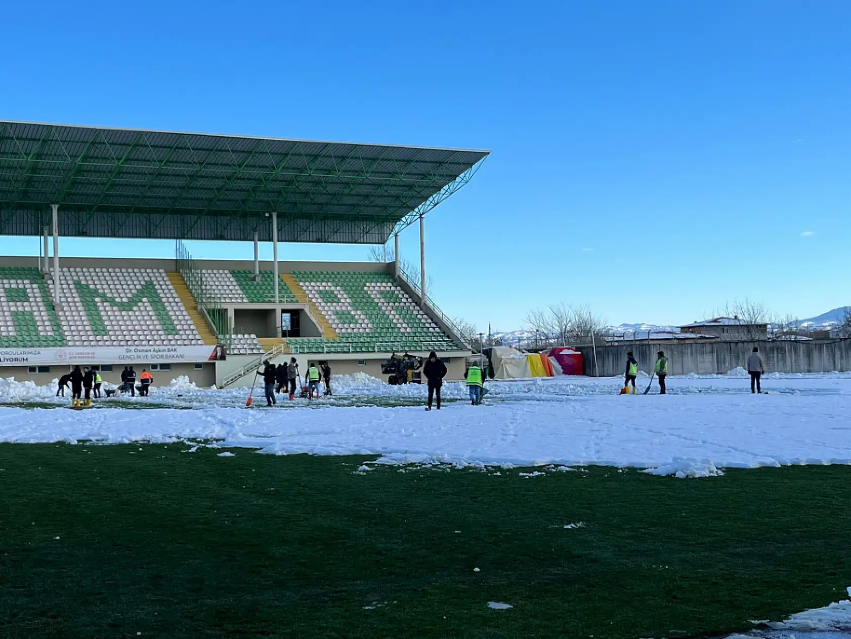 Çarşambaspor Stadı'nda Yoğun Kar Temizliği