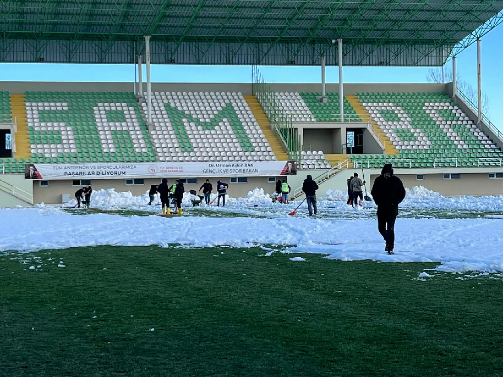 Çarşambaspor Stadı'nda Yoğun Kar Temizliği