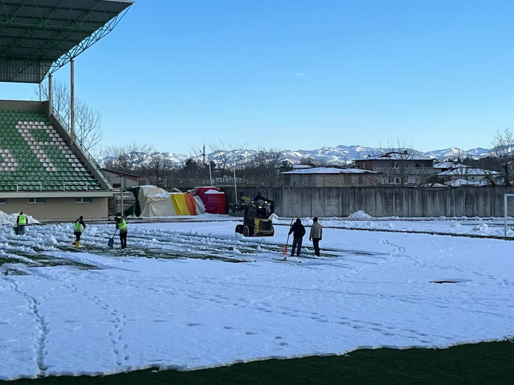 Çarşambaspor Stadı'nda Yoğun Kar Temizliği
