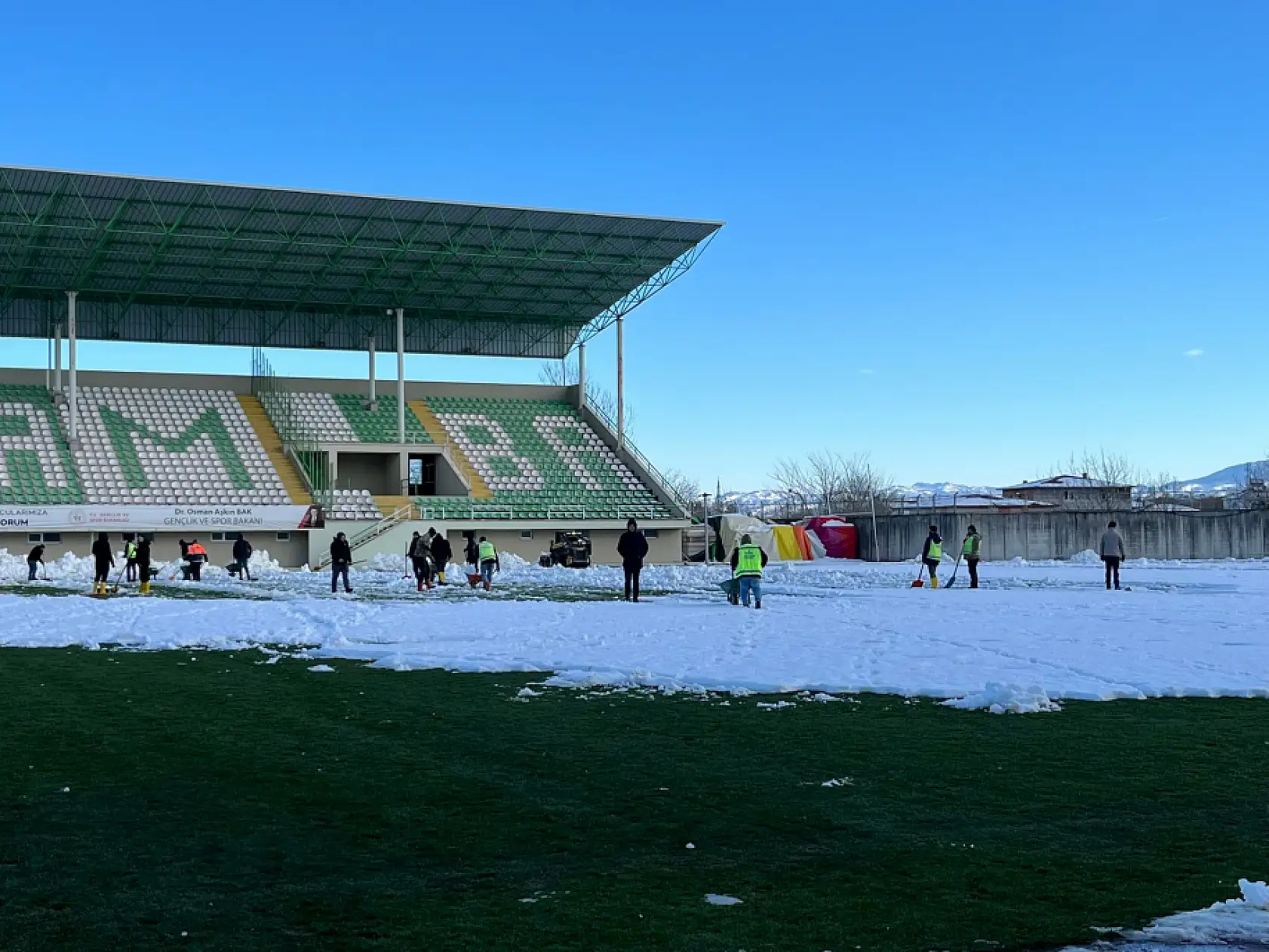 Çarşambaspor Stadı'nda Yoğun Kar Temizliği