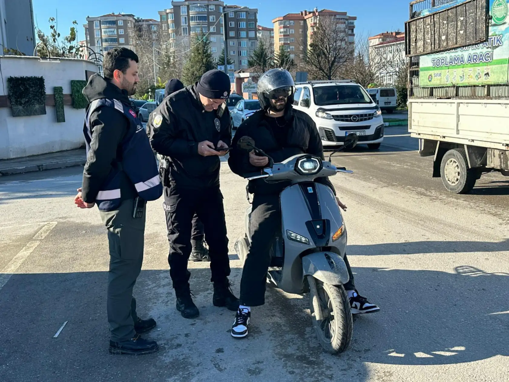 Motosiklet sürücüleri denetime takıldı