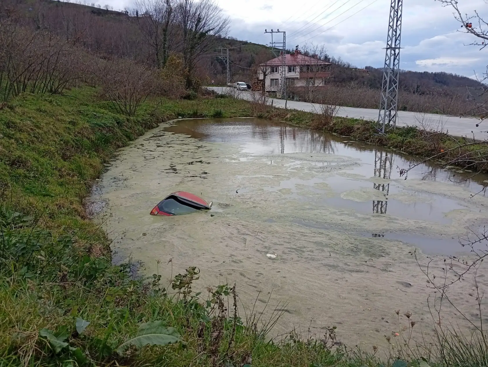 Otomobil Sulama Göletine devrildi