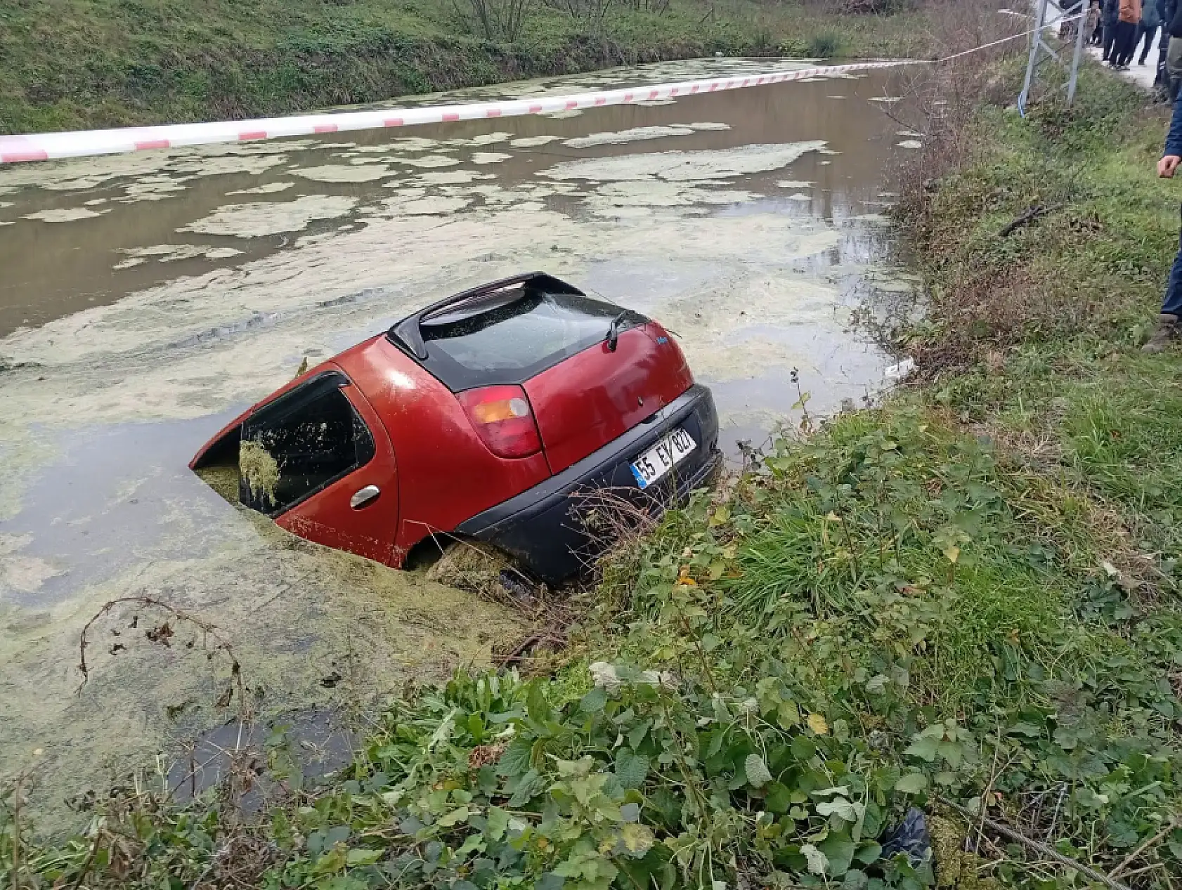Otomobil Sulama Göletine devrildi