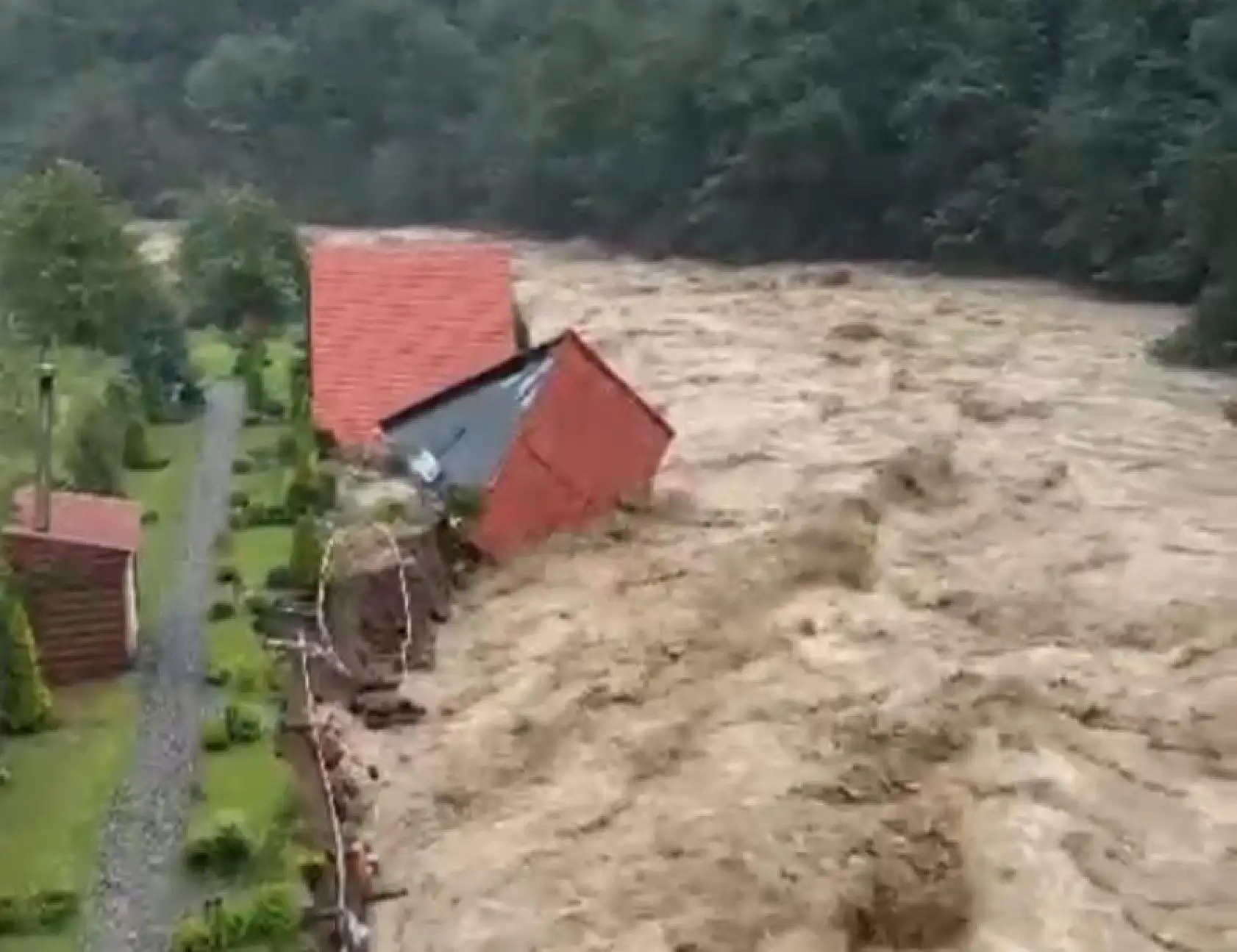 Rize'de Sel Felaketi: Köprü Çöktü, Yollar Kapandı, Bakanlar Bölgeye Gitti