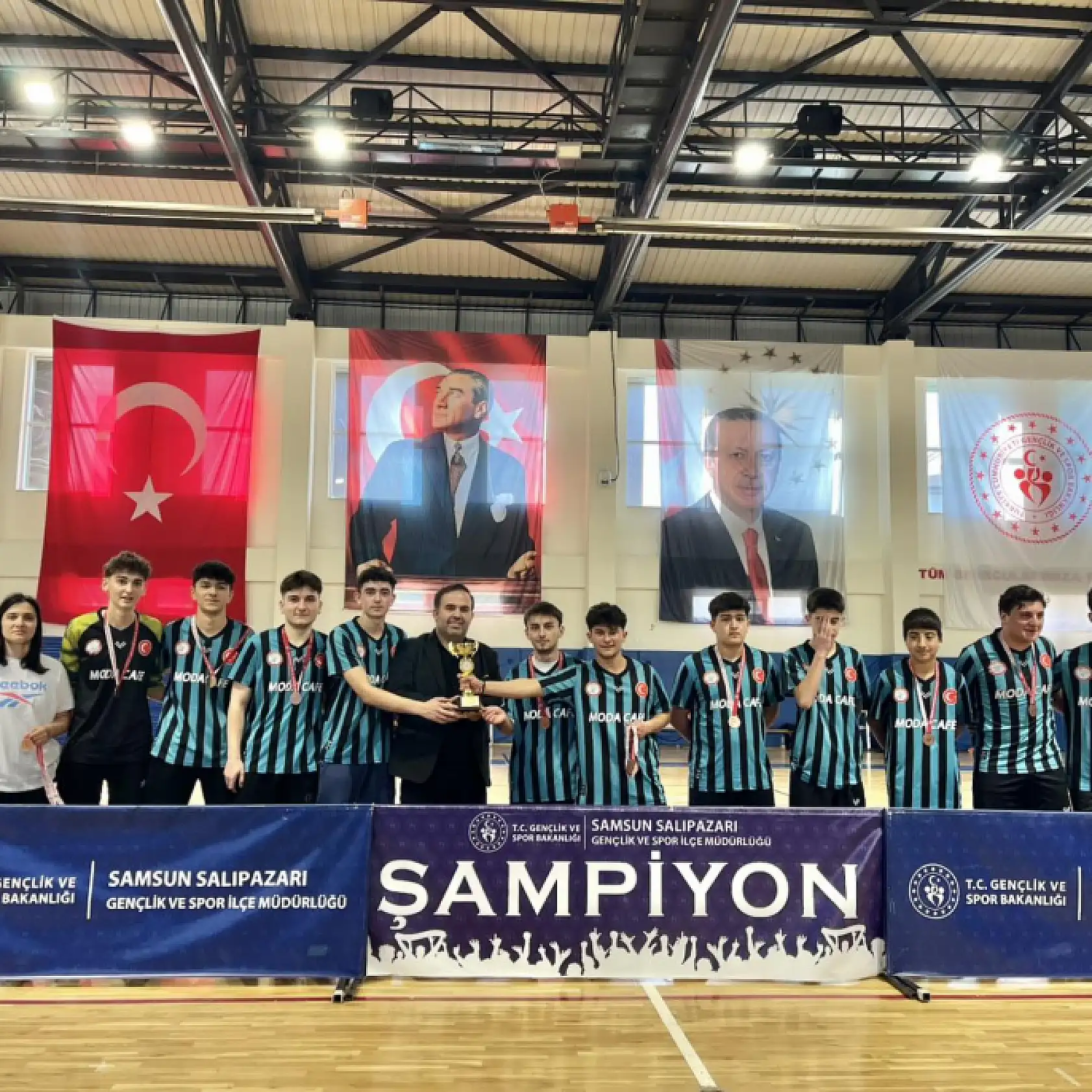 Salıpazarı'nda gençler futsal turnuvası tamamlandı