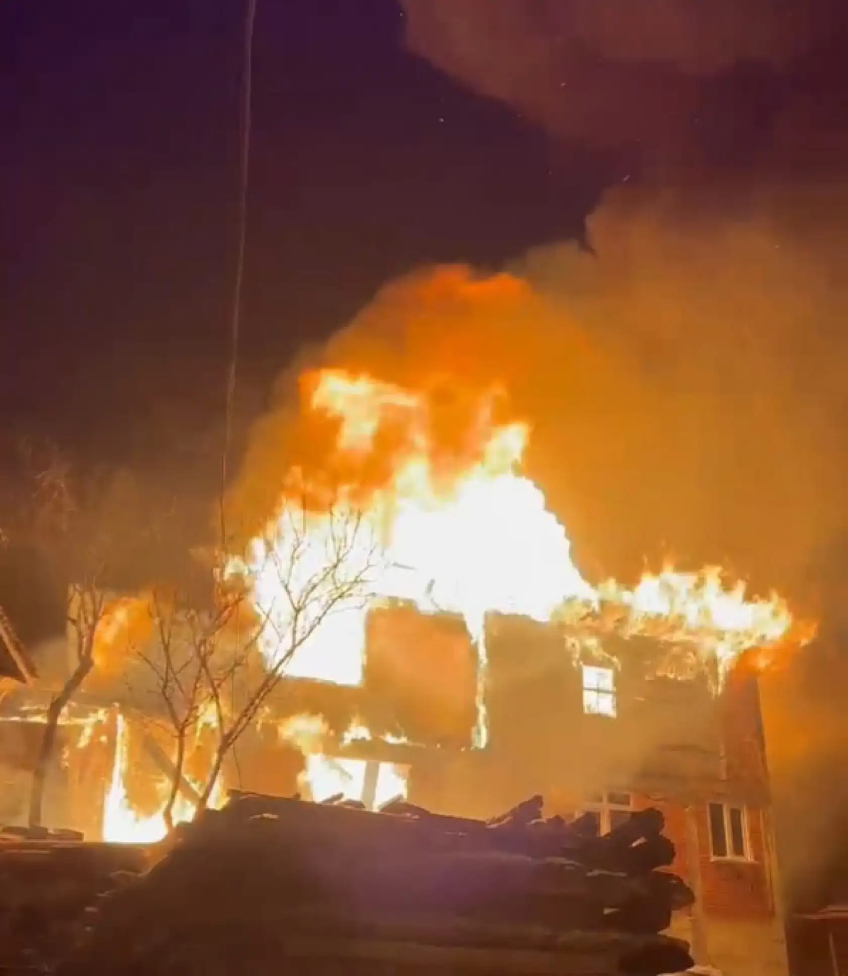 Vezirköprü'de gece çıkan yangında iki ahşap ev kül oldu