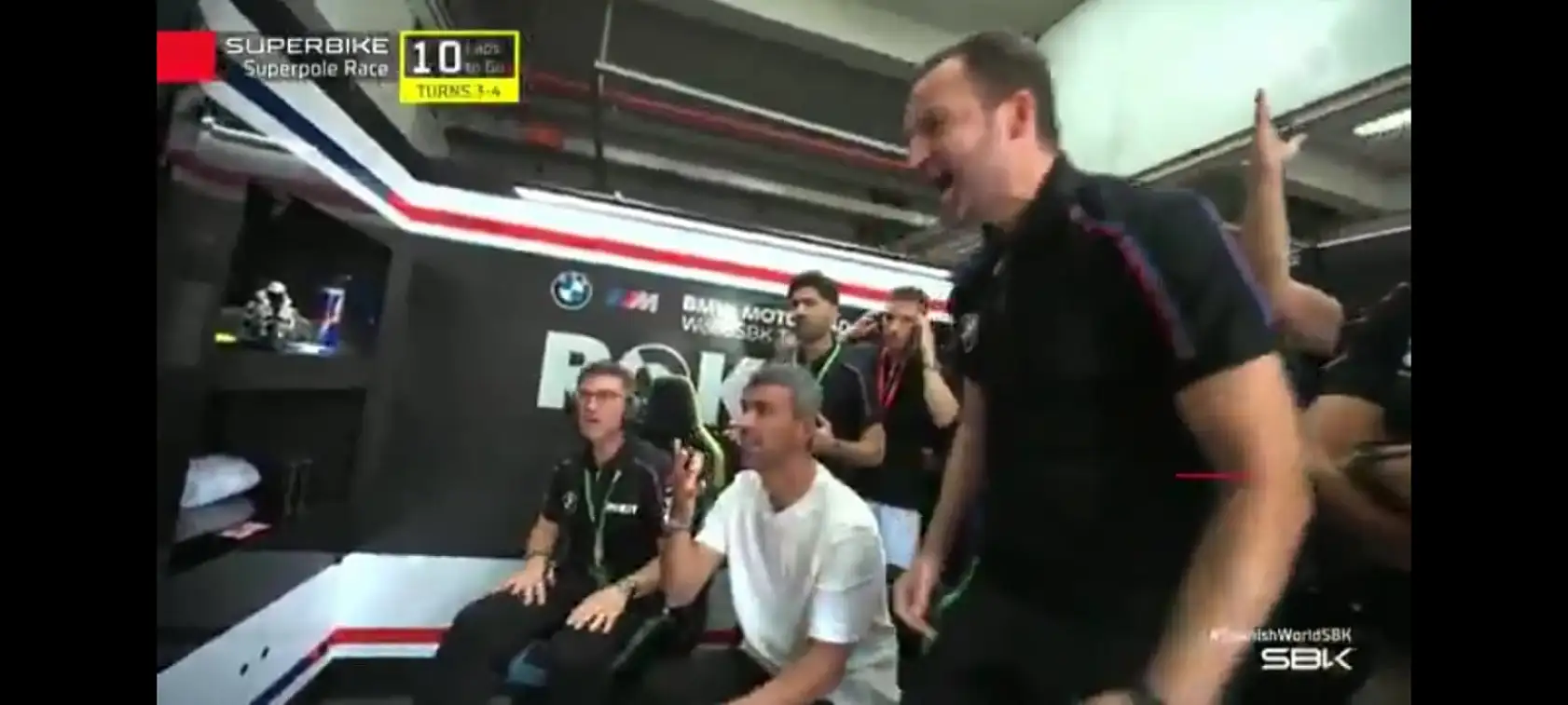 Toprak Razgatlıoğlu, Superpole'de rakibinin çarpması sonucu yarışı tamamlayamadı