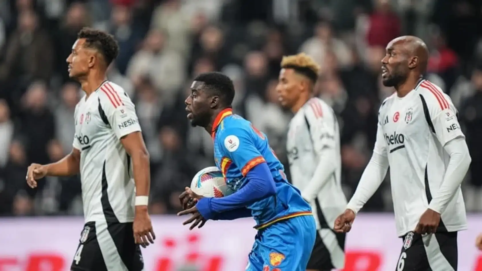 Göztepe – Beşiktaş Maçı: Kadrolar Netleşiyor, Dev Randevuda İlk 11'ler Belli Oldu